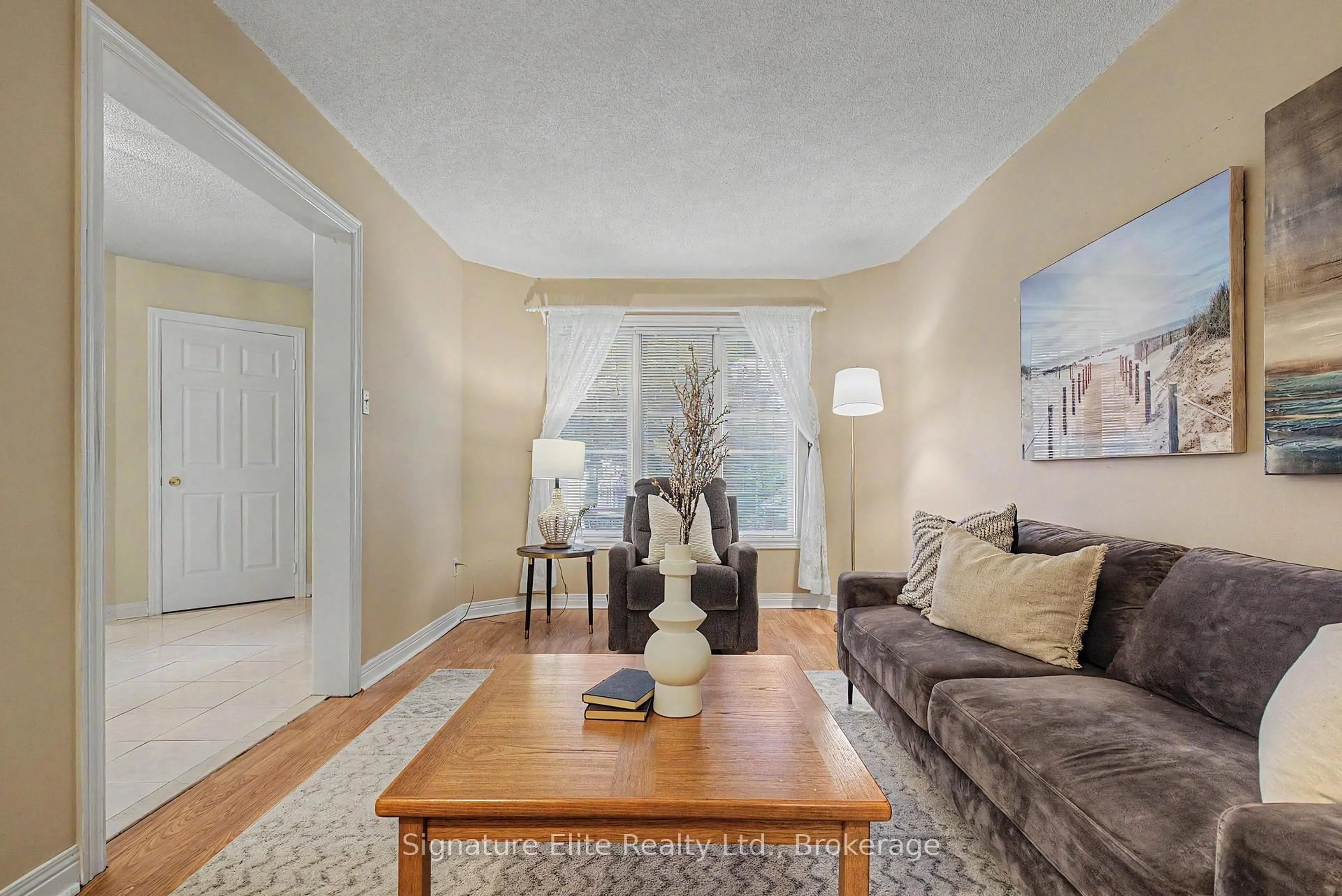 Living room with furniture, unknown for 33 Waller St, Whitby Ontario L1R 1Z8