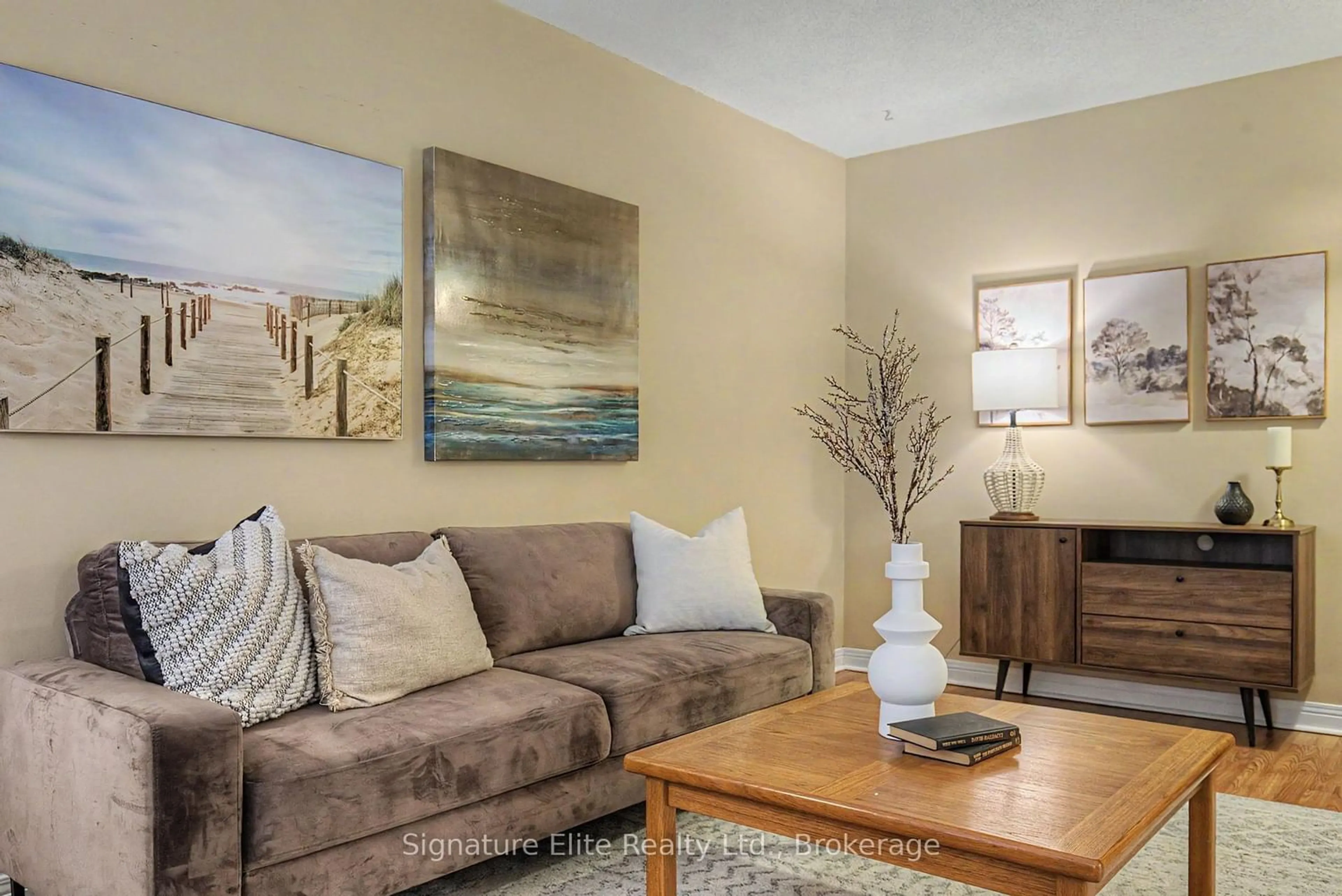 Living room with furniture, unknown for 33 Waller St, Whitby Ontario L1R 1Z8