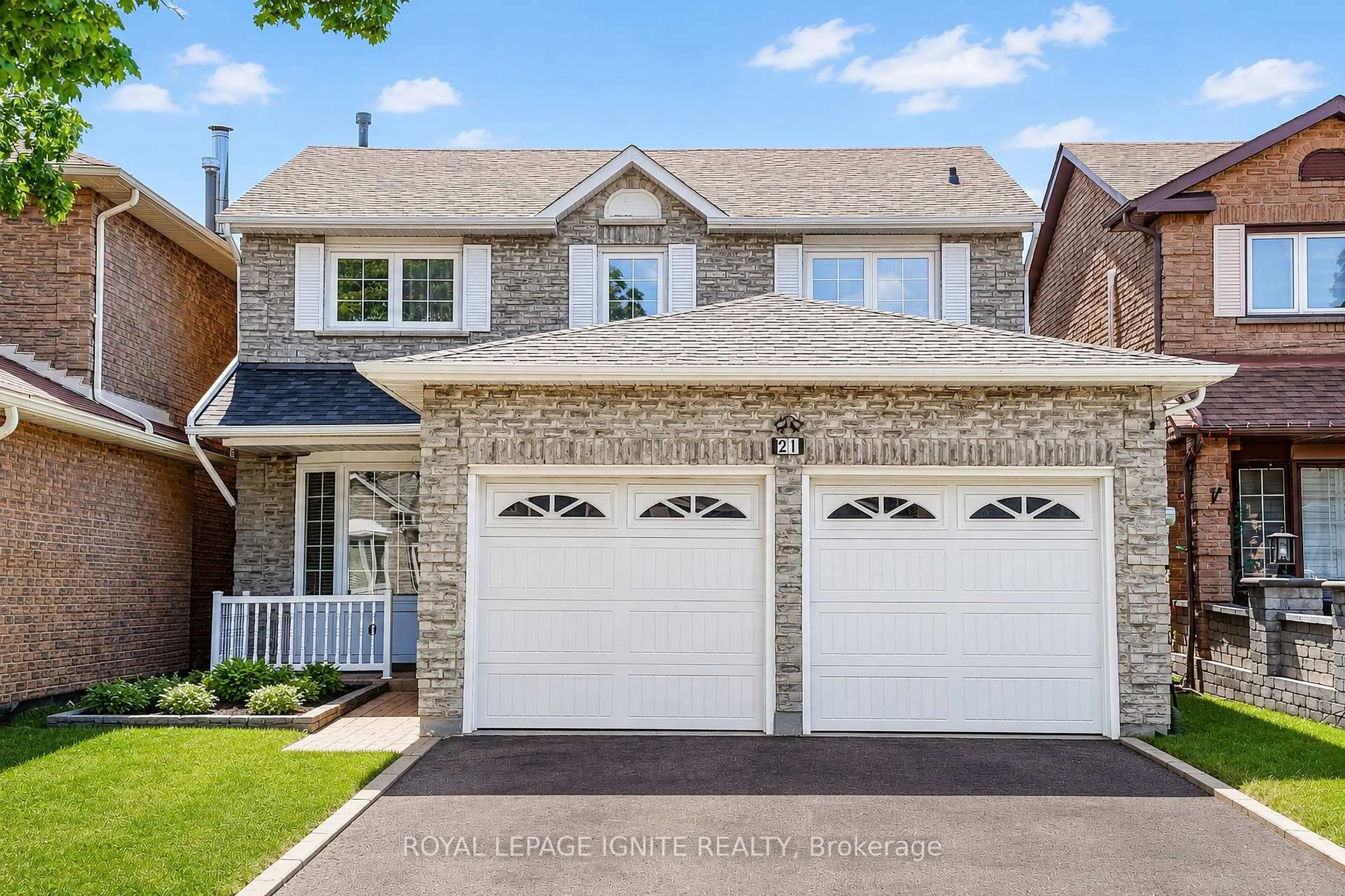 Home with vinyl exterior material, street for 21 Halfmoon Sq, Toronto Ontario M1C 3V4