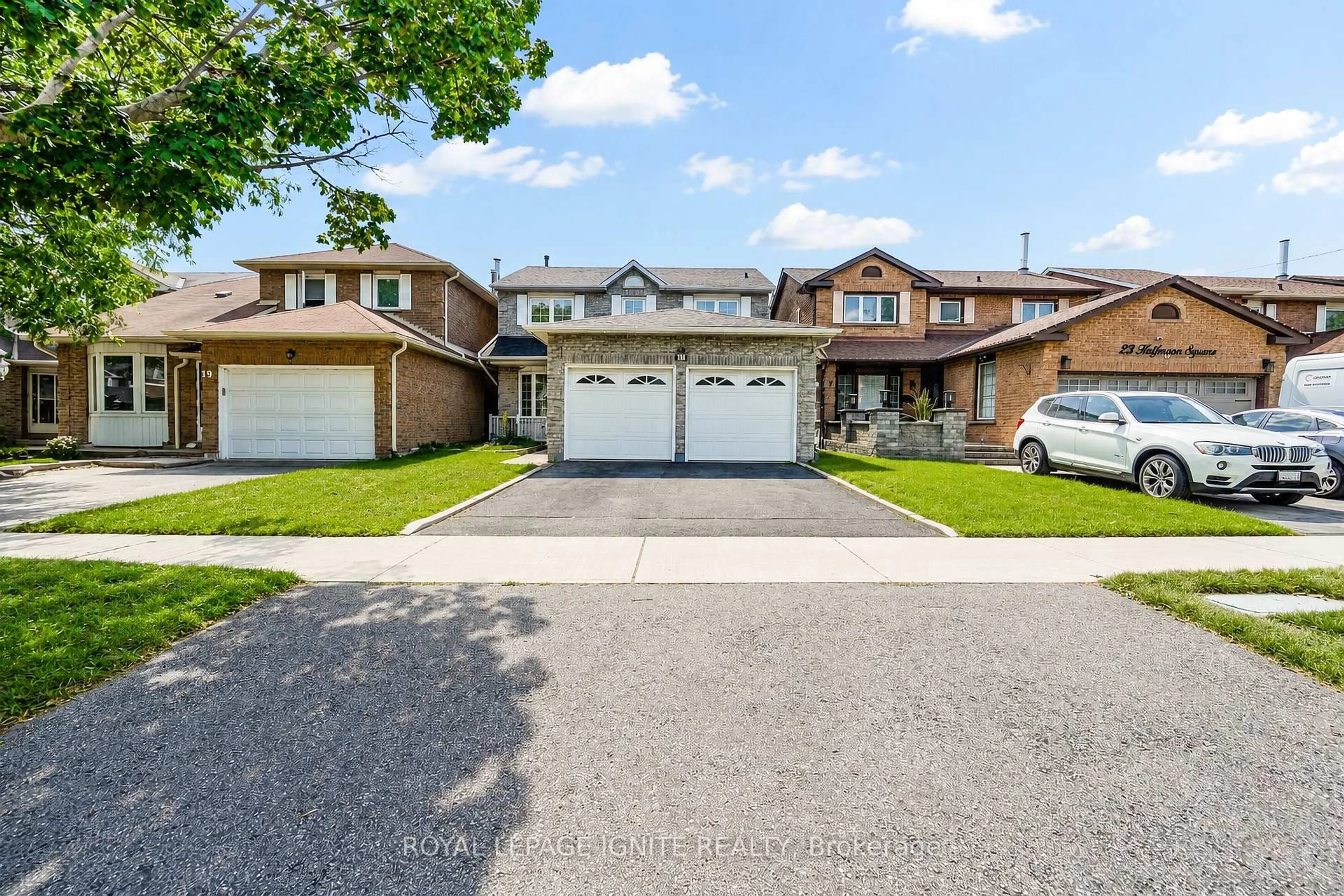 A pic from outside/outdoor area/front of a property/back of a property/a pic from drone, street for 21 Halfmoon Sq, Toronto Ontario M1C 3V4