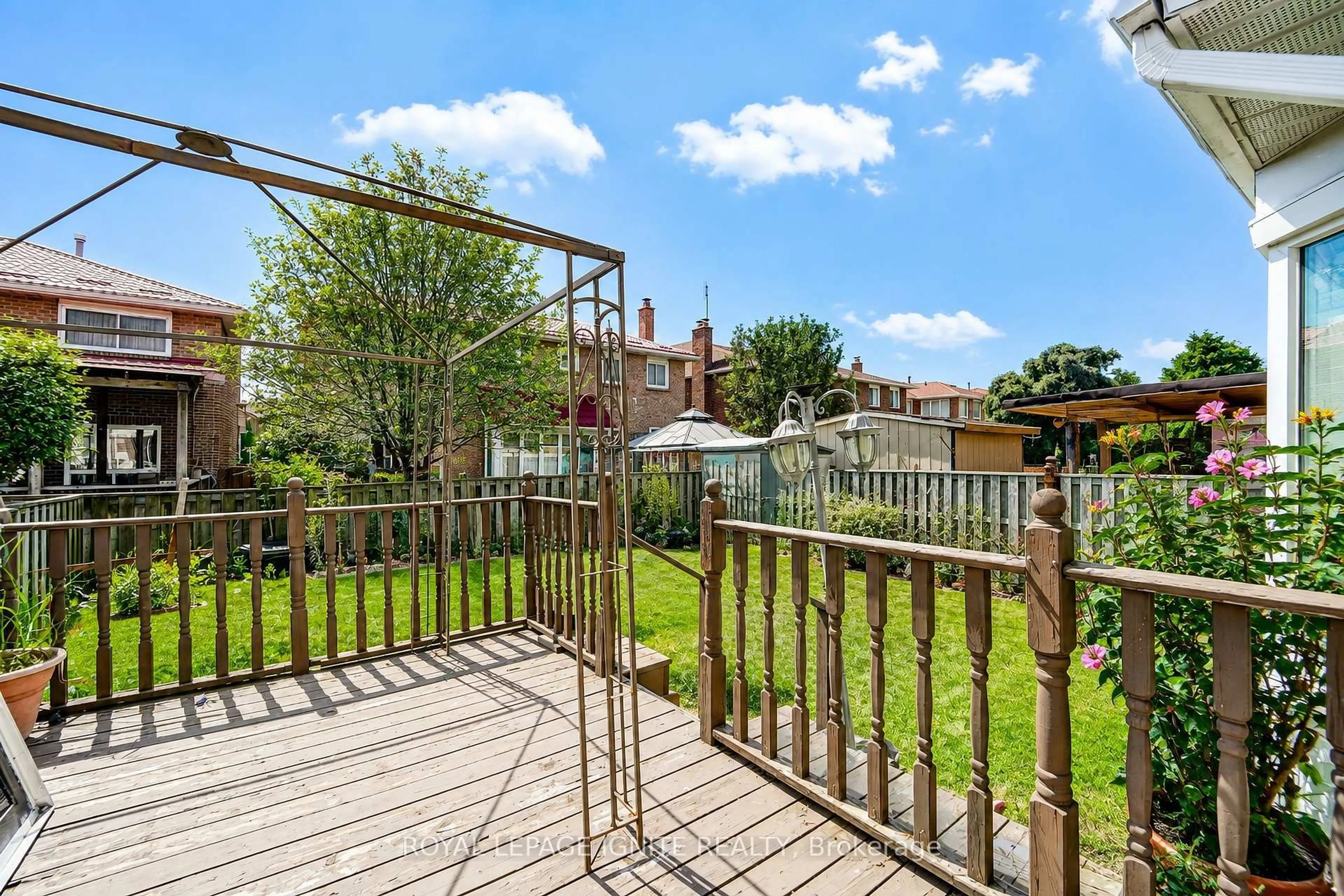 A pic from outside/outdoor area/front of a property/back of a property/a pic from drone, unknown for 21 Halfmoon Sq, Toronto Ontario M1C 3V4