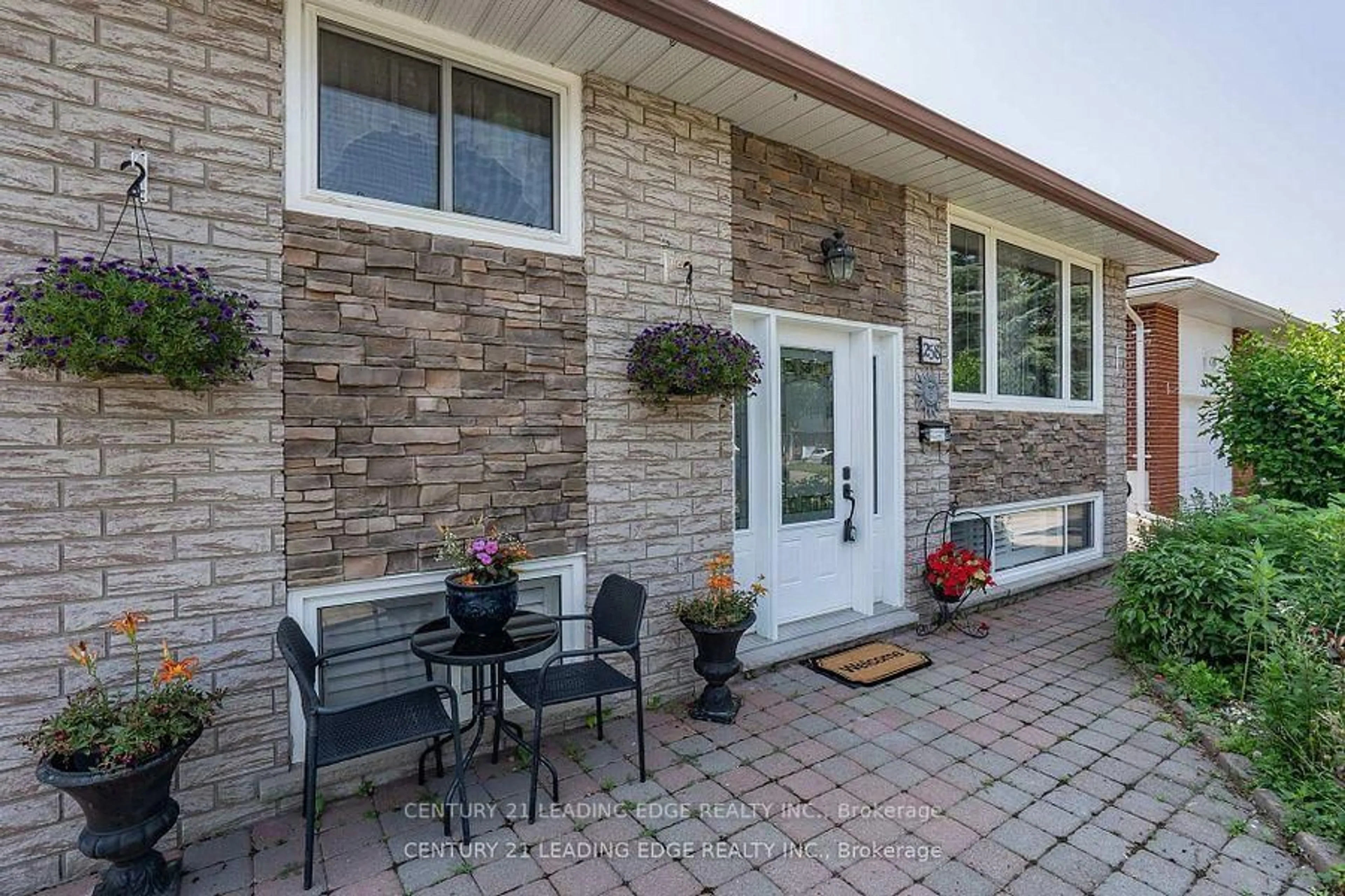 Patio, street for 258 Nipigon St, Oshawa Ontario L1J 4N7