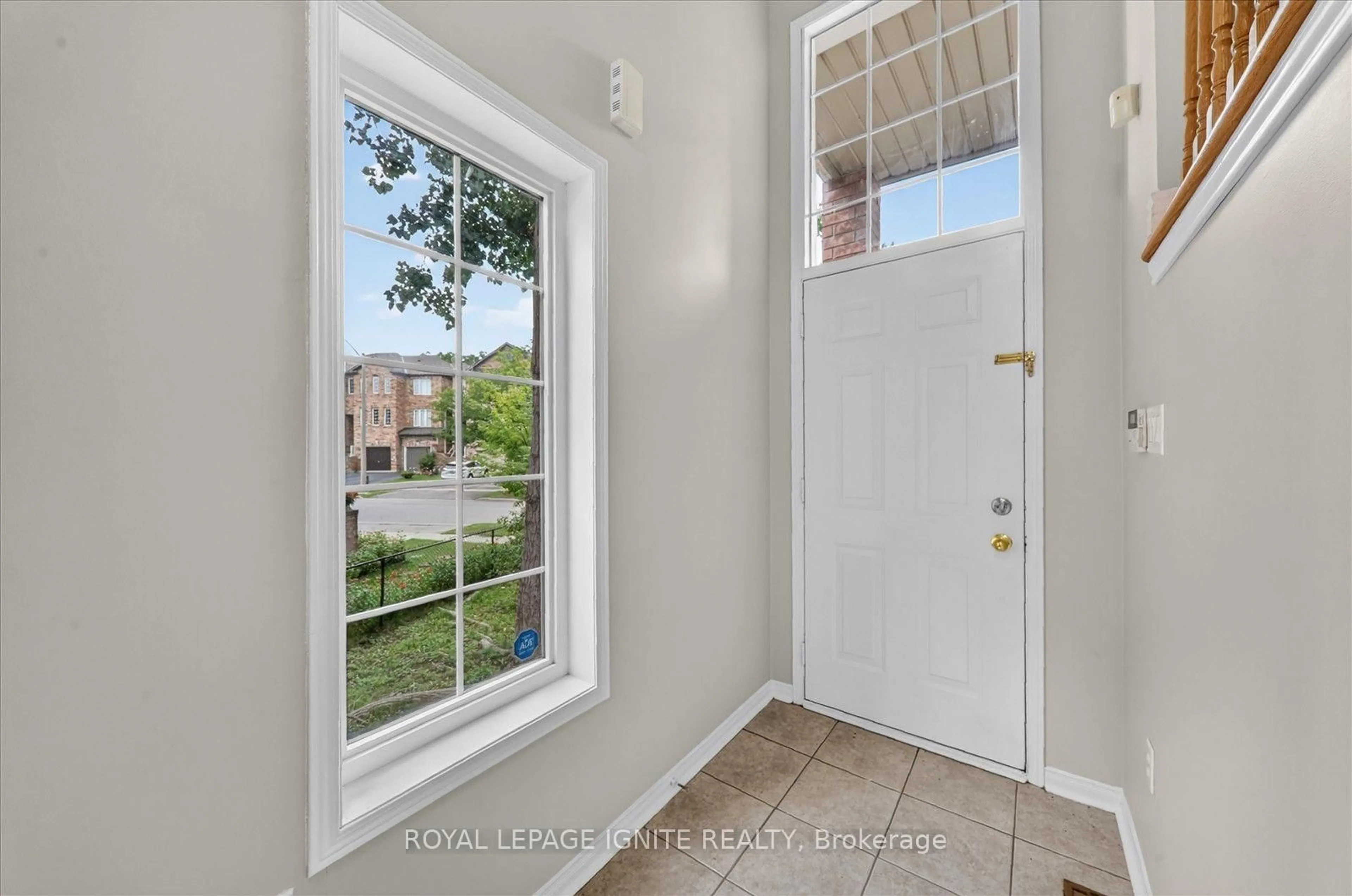 Indoor entryway for 135 Conn Smythe Dr, Toronto Ontario M1J 3P6