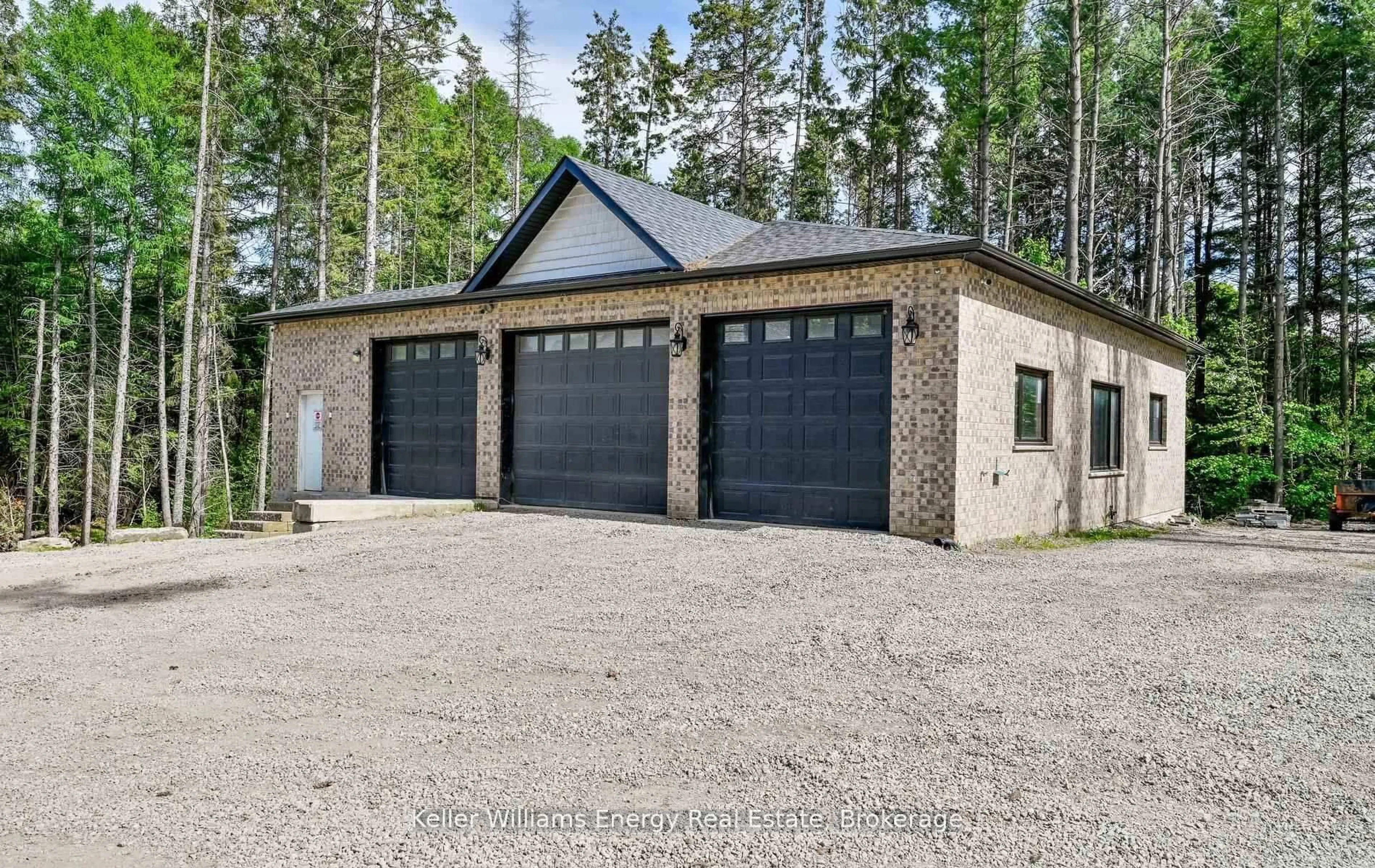 Indoor garage for 7925 Cedarbrook Tr, Whitby Ontario L1M 1L9