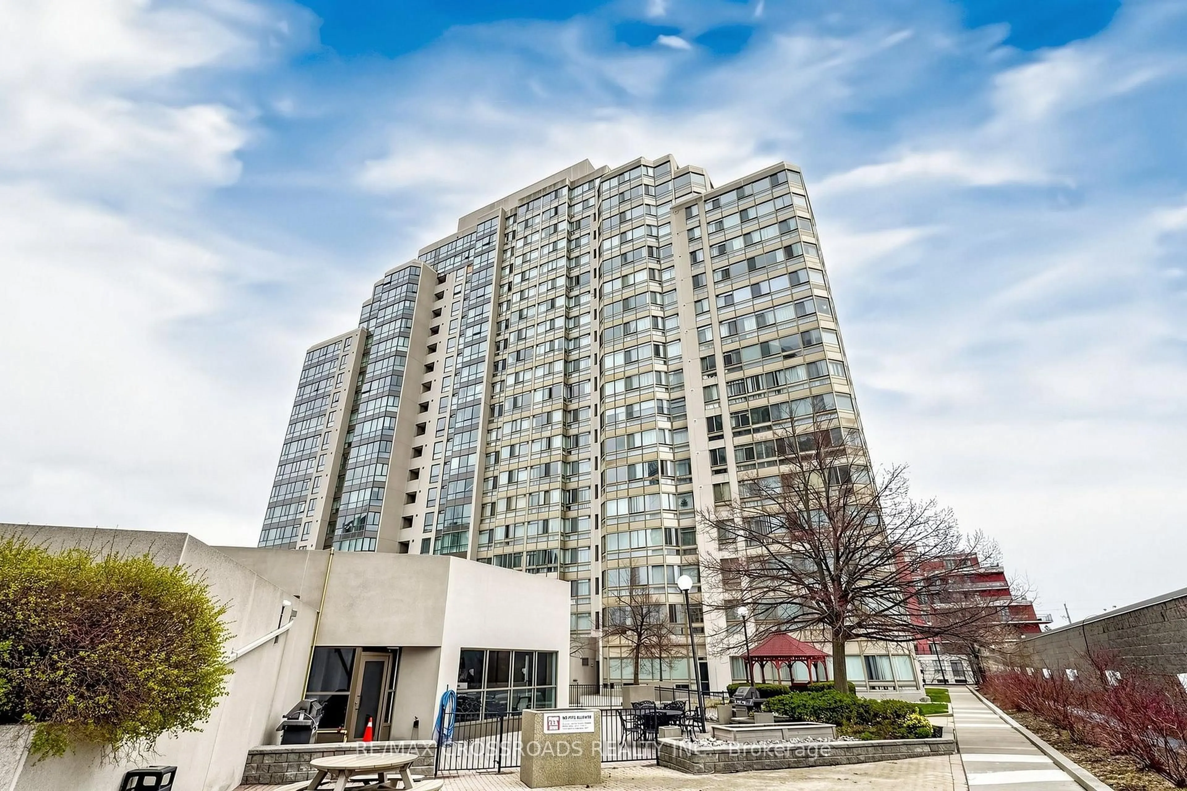 Patio, building for 3233 Eglinton Ave #511, Toronto Ontario M1J 3N6