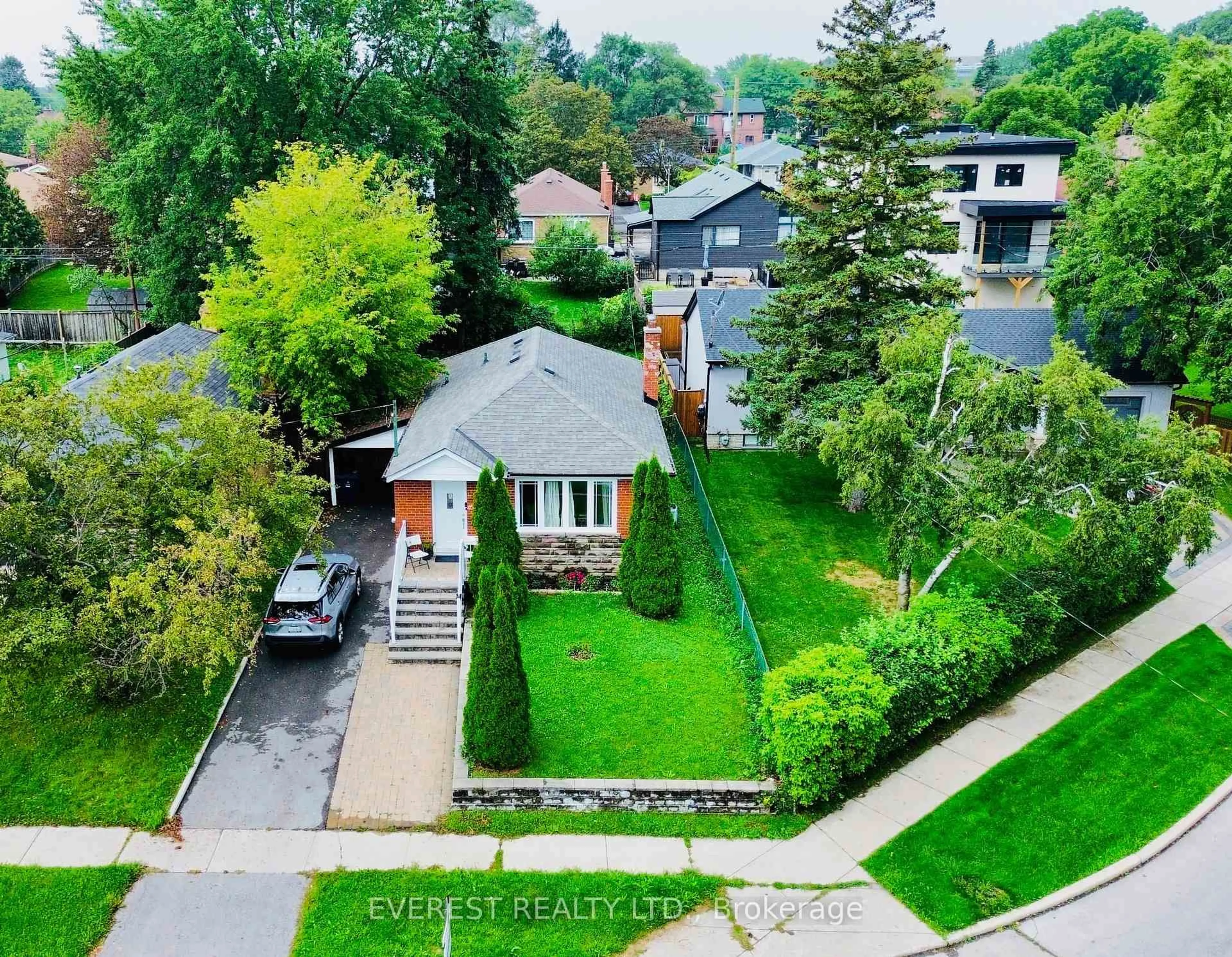 A pic from outside/outdoor area/front of a property/back of a property/a pic from drone, street for 130 Portsdown Rd, Toronto Ontario M1P 1V5