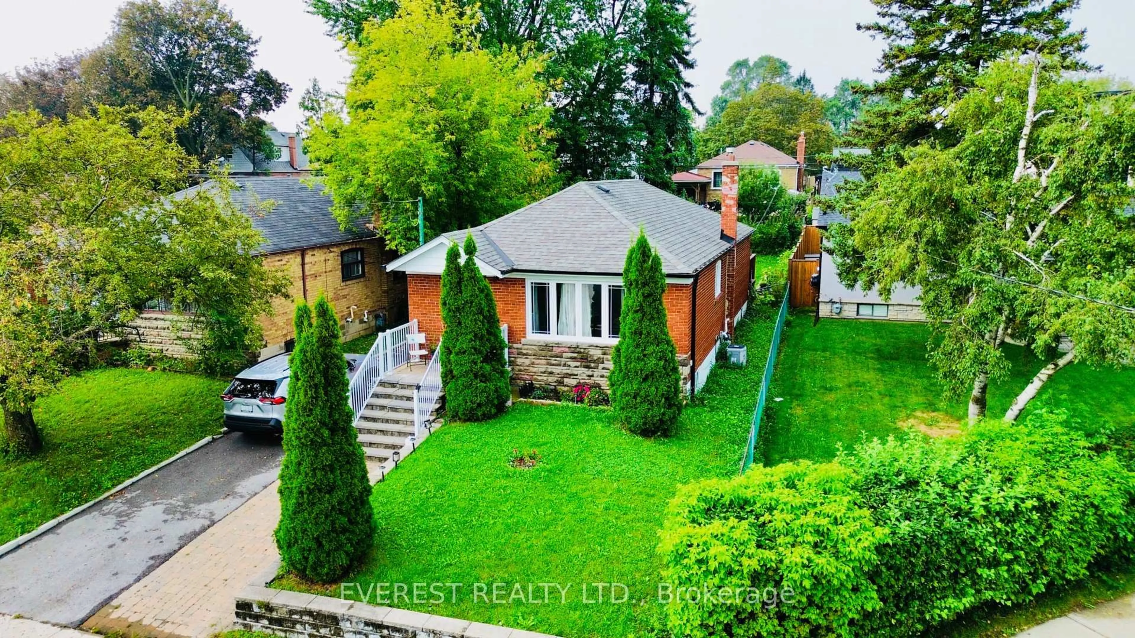 A pic from outside/outdoor area/front of a property/back of a property/a pic from drone, street for 130 Portsdown Rd, Toronto Ontario M1P 1V5