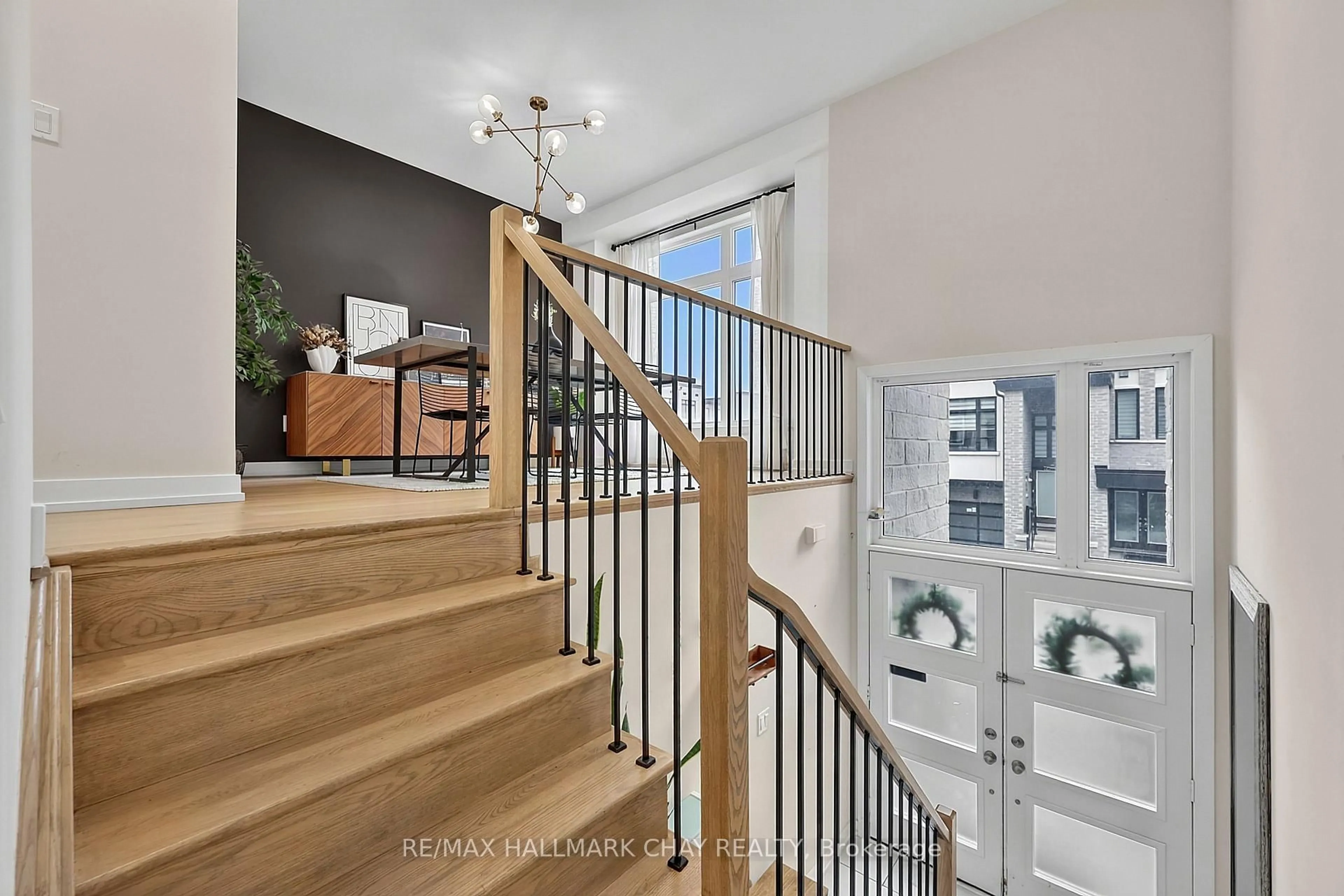 Indoor entryway for 2526 Castlegate Crossing, Pickering Ontario L1X 0H6