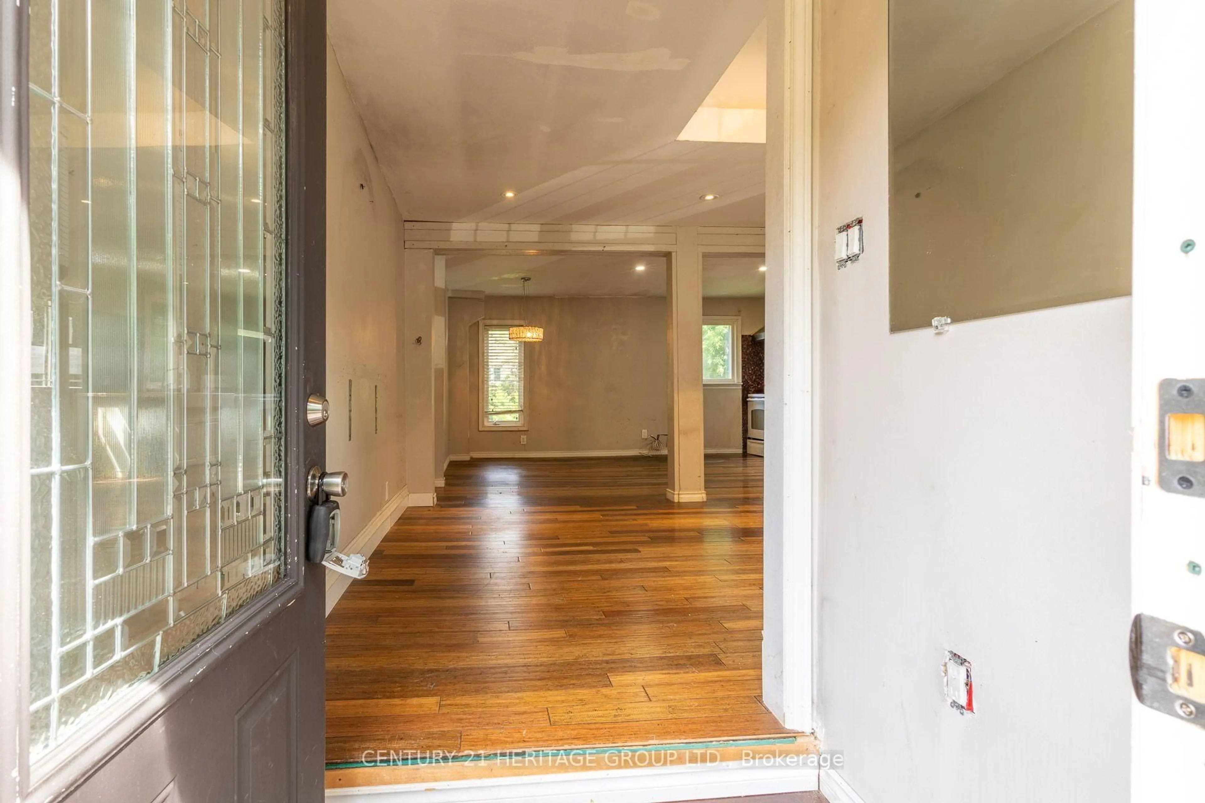 Indoor foyer for 97 Zaph Ave, Toronto Ontario M1C 1M9