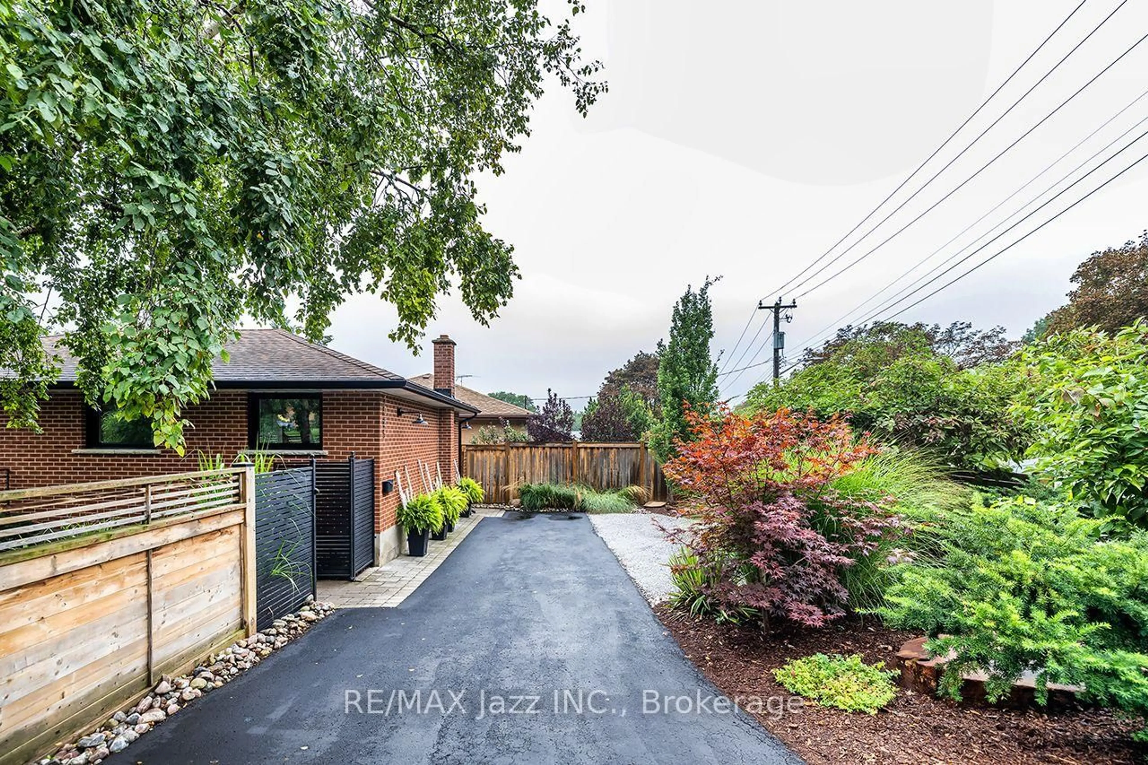 A pic from outside/outdoor area/front of a property/back of a property/a pic from drone, street for 1085 Willowdale Ave, Oshawa Ontario L1H 1W7