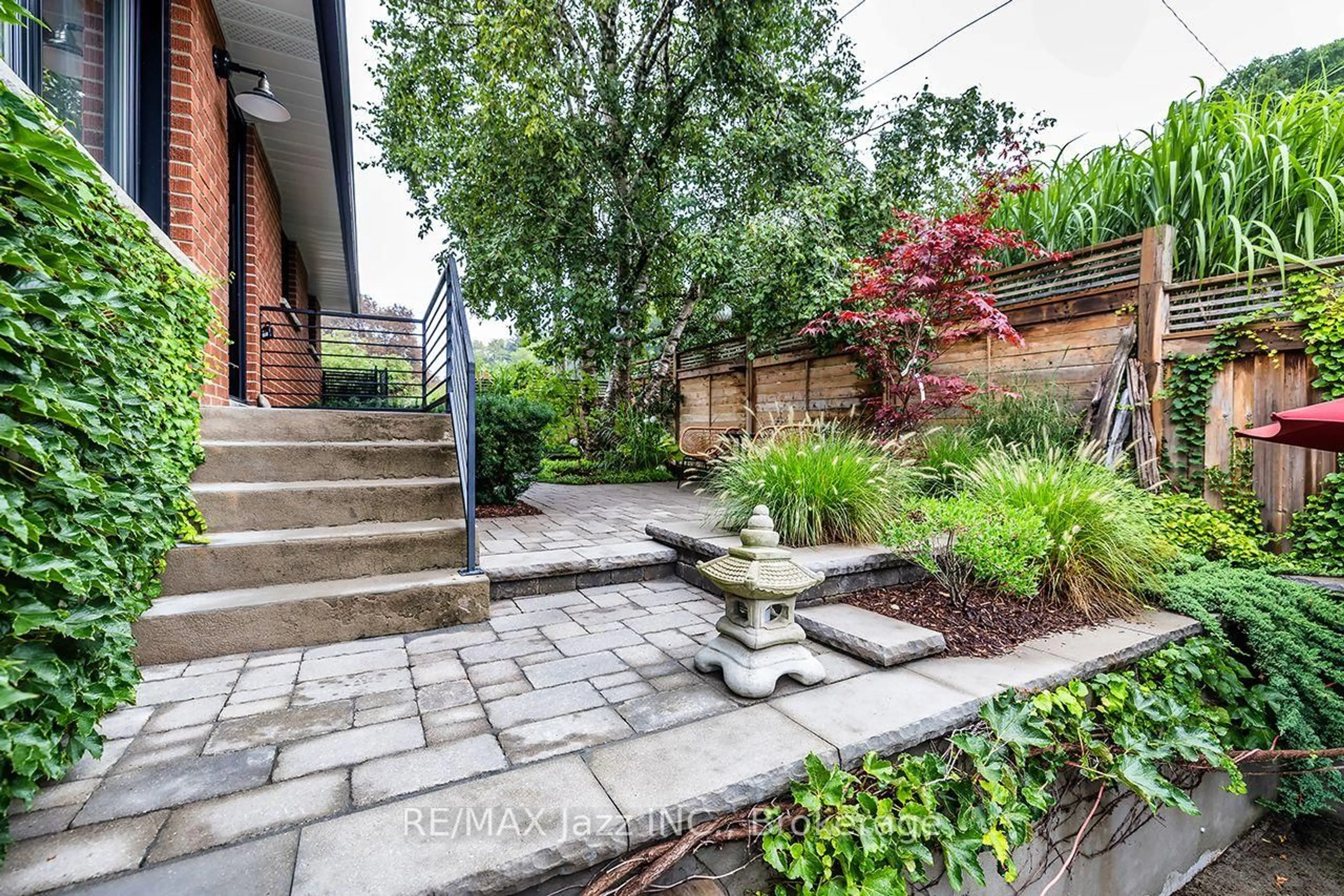 Patio, street for 1085 Willowdale Ave, Oshawa Ontario L1H 1W7