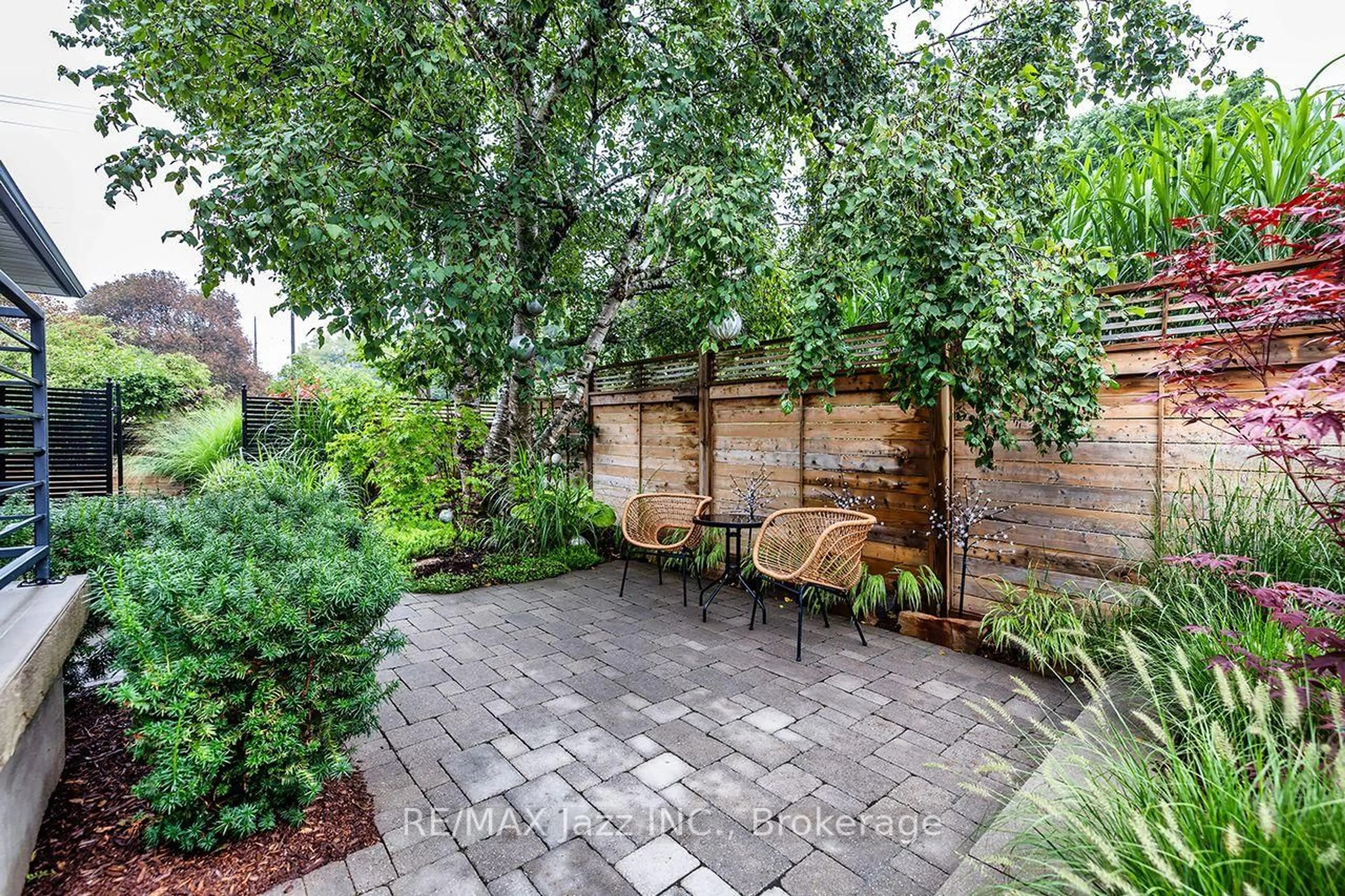 Patio, street for 1085 Willowdale Ave, Oshawa Ontario L1H 1W7