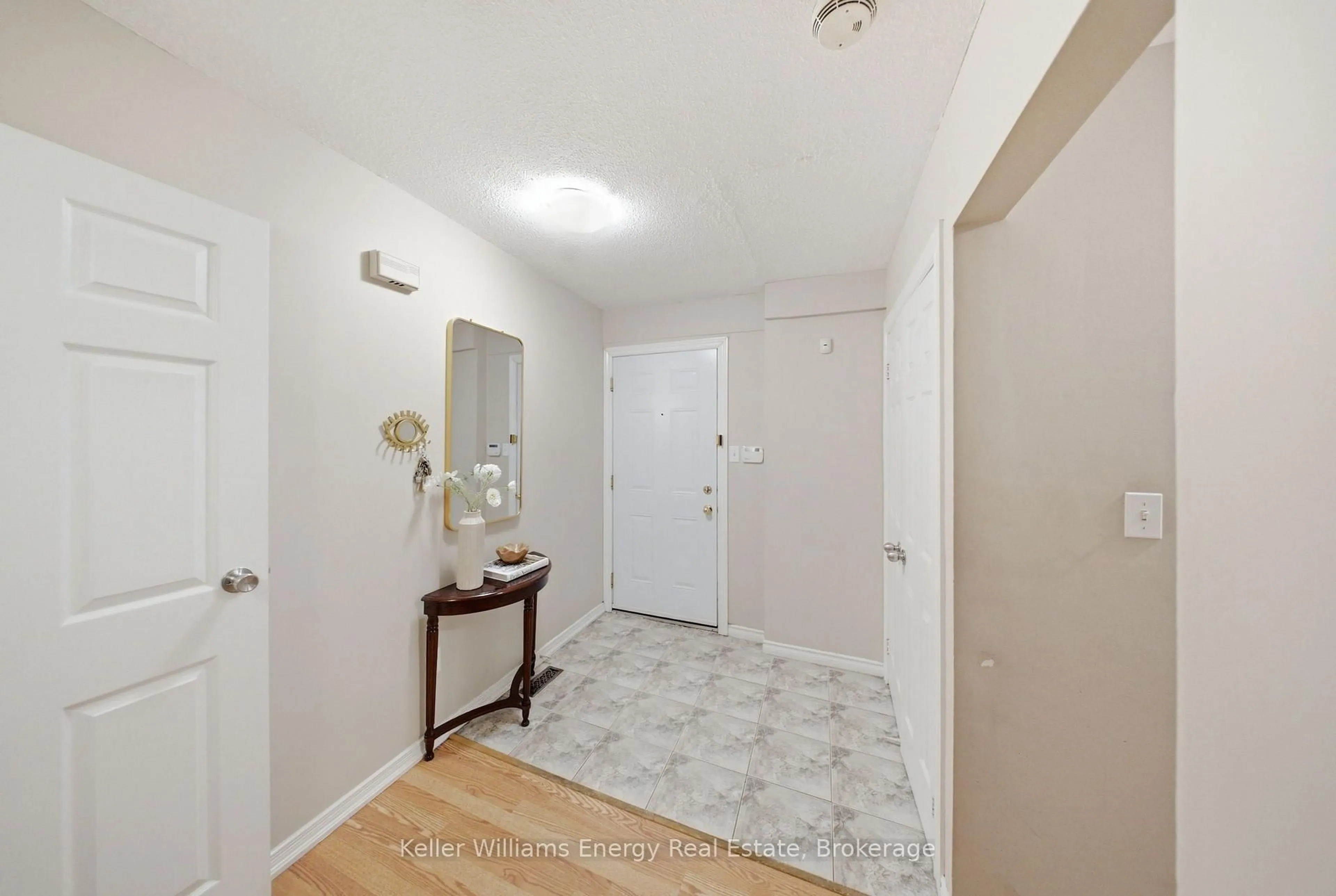 Indoor entryway for 1333 Mary St #58, Oshawa Ontario L1G 6Z3