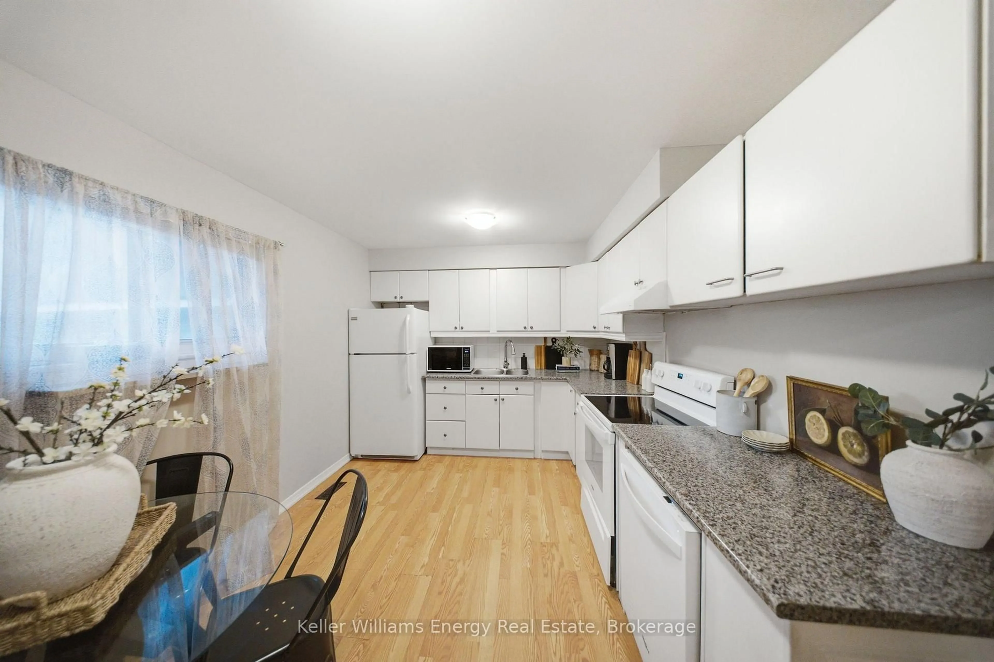 Standard kitchen, unknown for 1333 Mary St #58, Oshawa Ontario L1G 6Z3