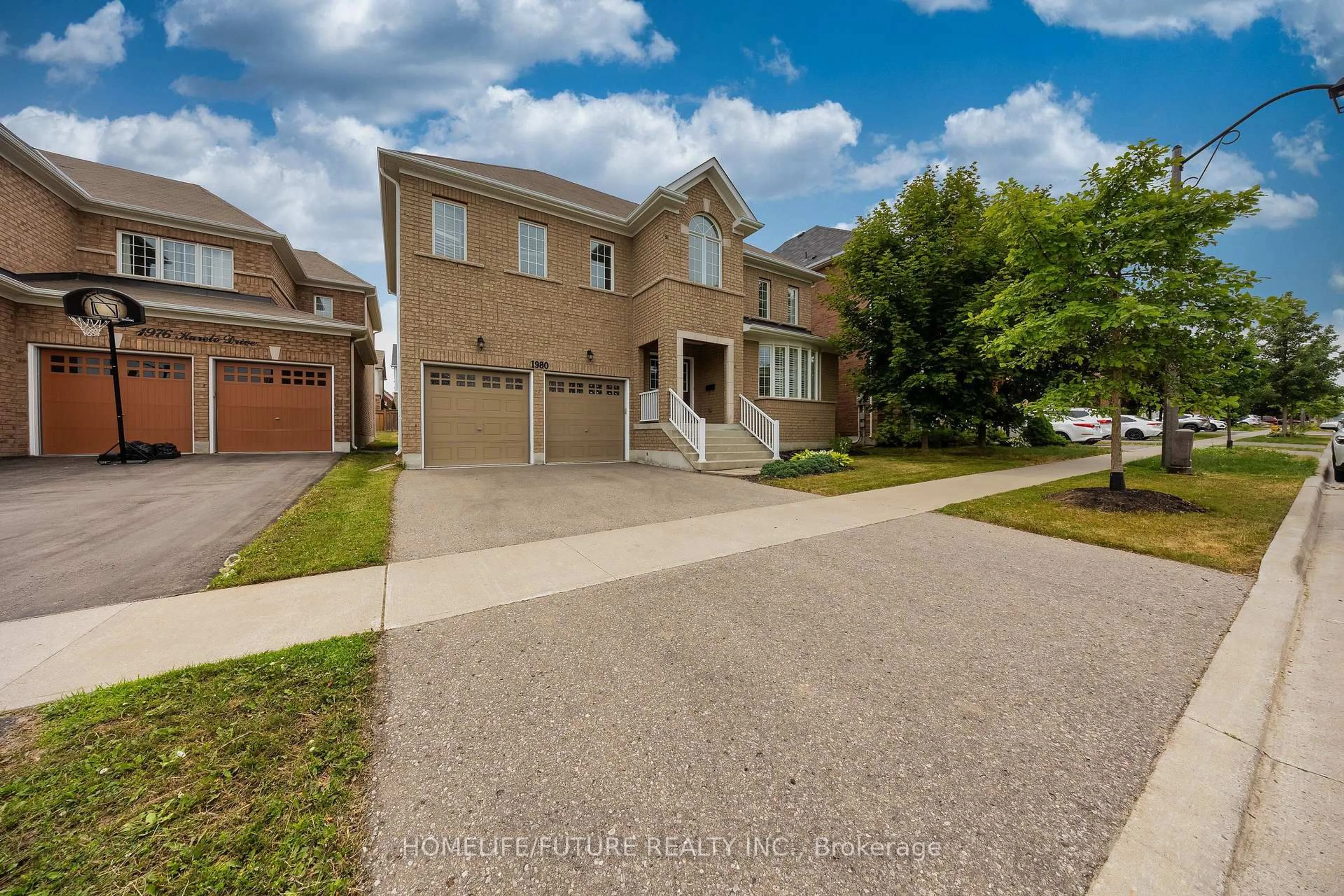 A pic from outside/outdoor area/front of a property/back of a property/a pic from drone, street for 1980 Kurelo Dr, Oshawa Ontario L1K 0W8