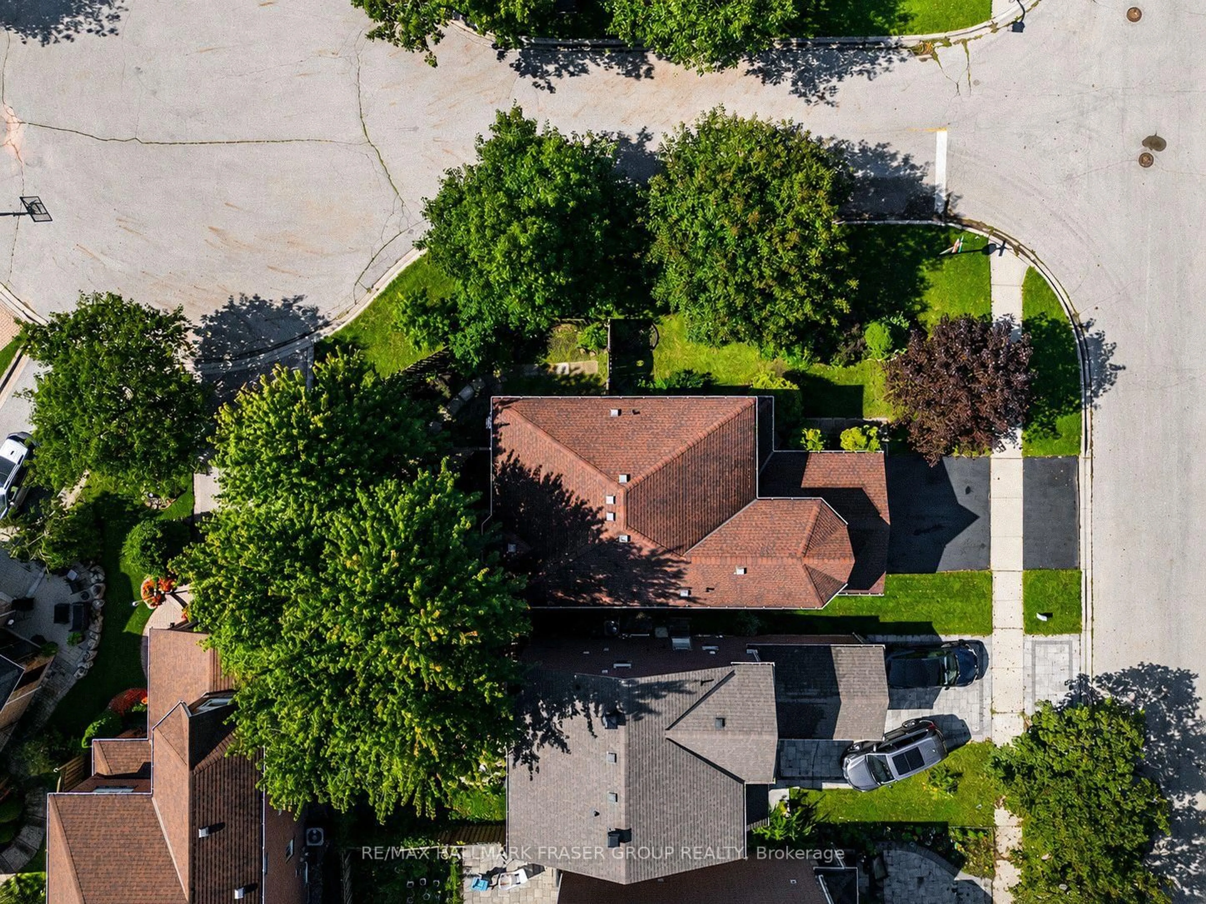 A pic from outside/outdoor area/front of a property/back of a property/a pic from drone, street for 1473 Sandhurst Cres, Pickering Ontario L1V 6Y7