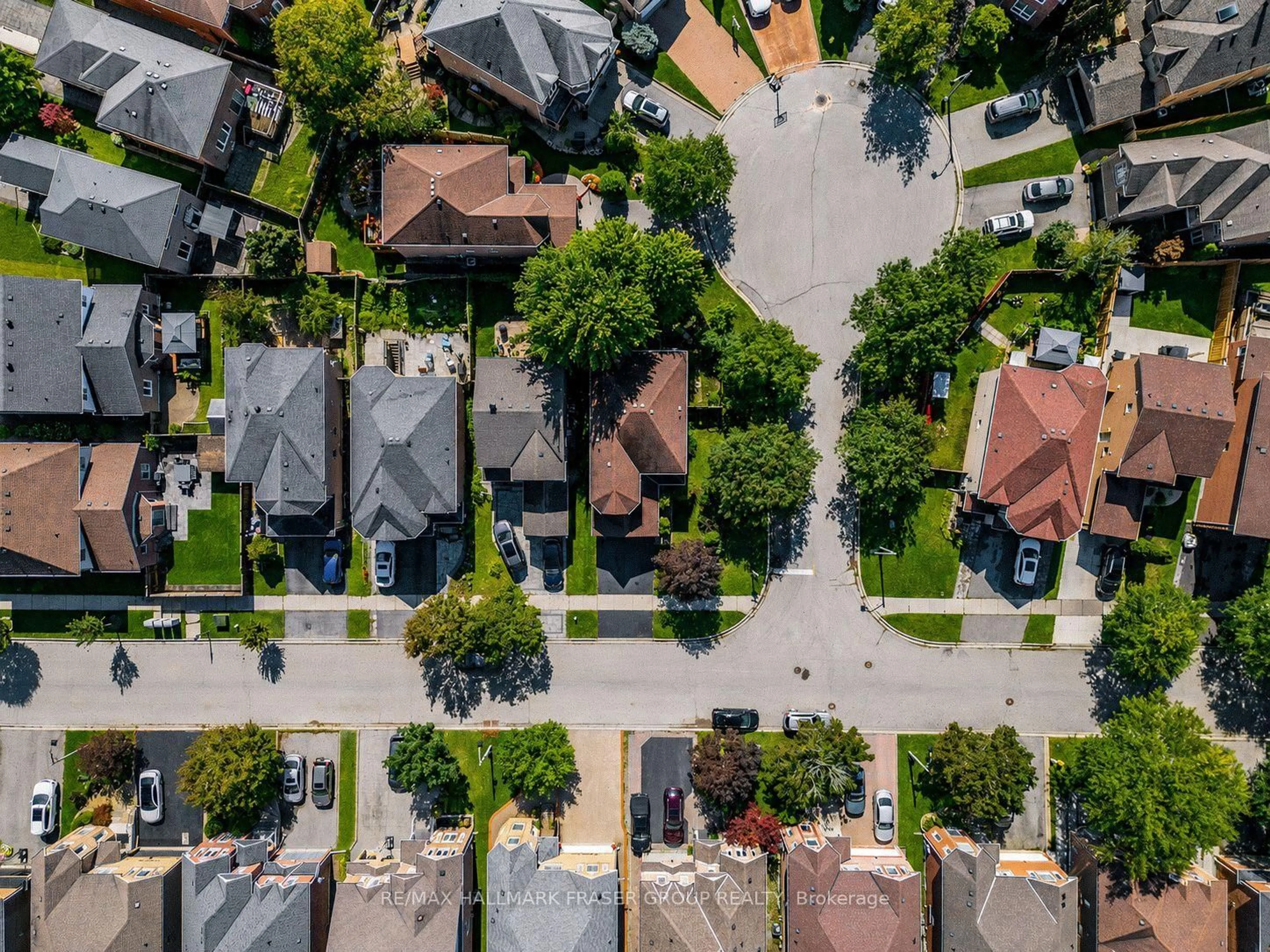 A pic from outside/outdoor area/front of a property/back of a property/a pic from drone, street for 1473 Sandhurst Cres, Pickering Ontario L1V 6Y7