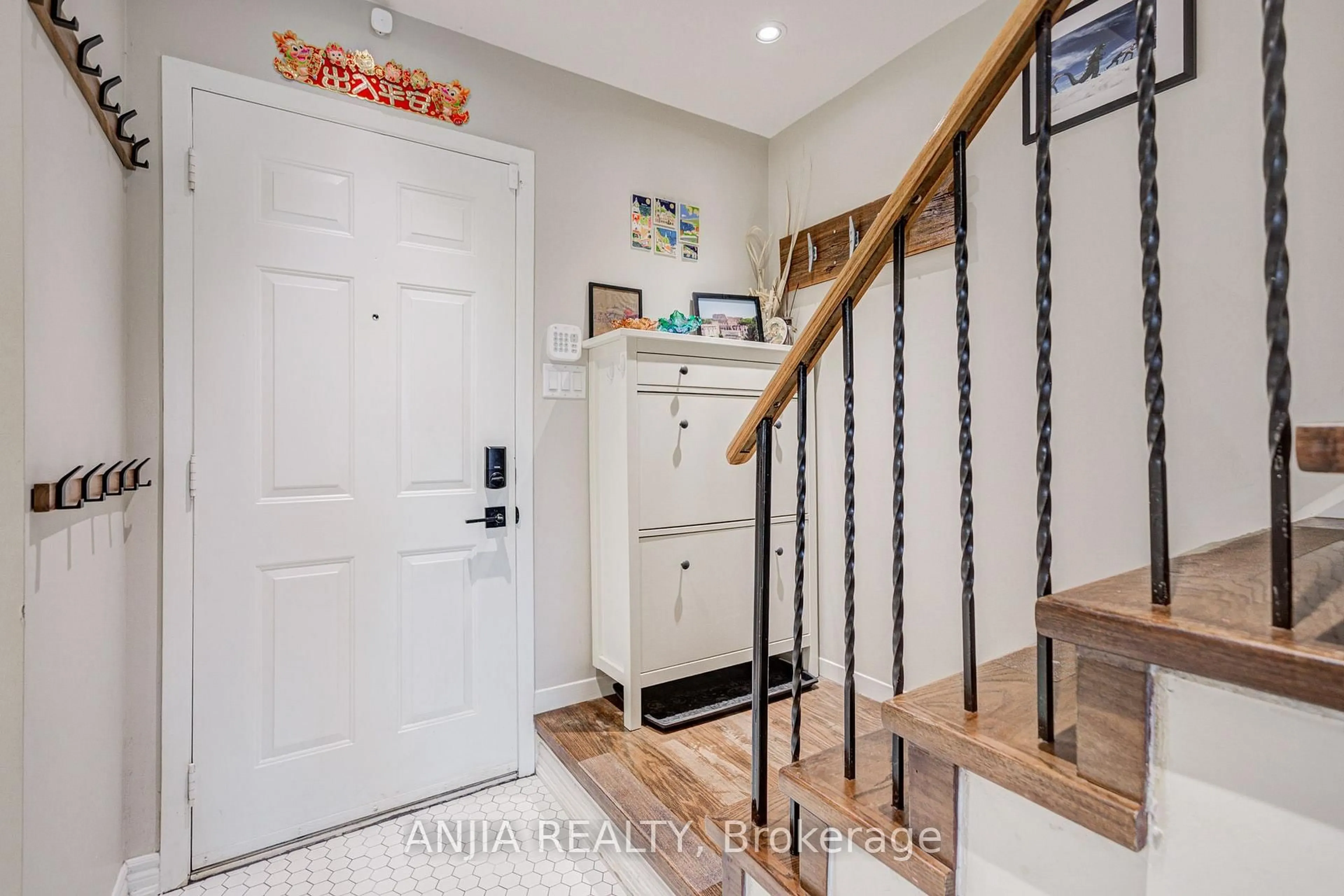 Indoor entryway for 8 Maresfield Dr, Toronto Ontario M1V 2X1