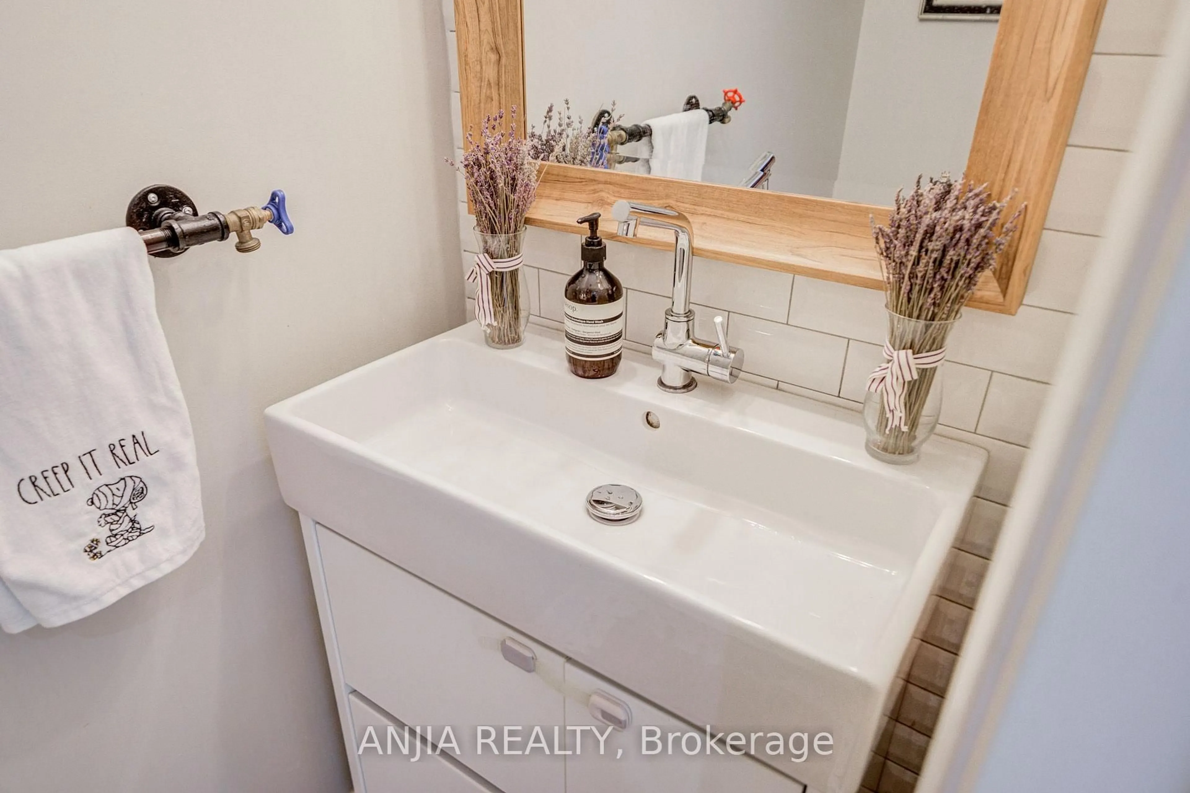 Standard bathroom, ceramic/tile floor for 8 Maresfield Dr, Toronto Ontario M1V 2X1