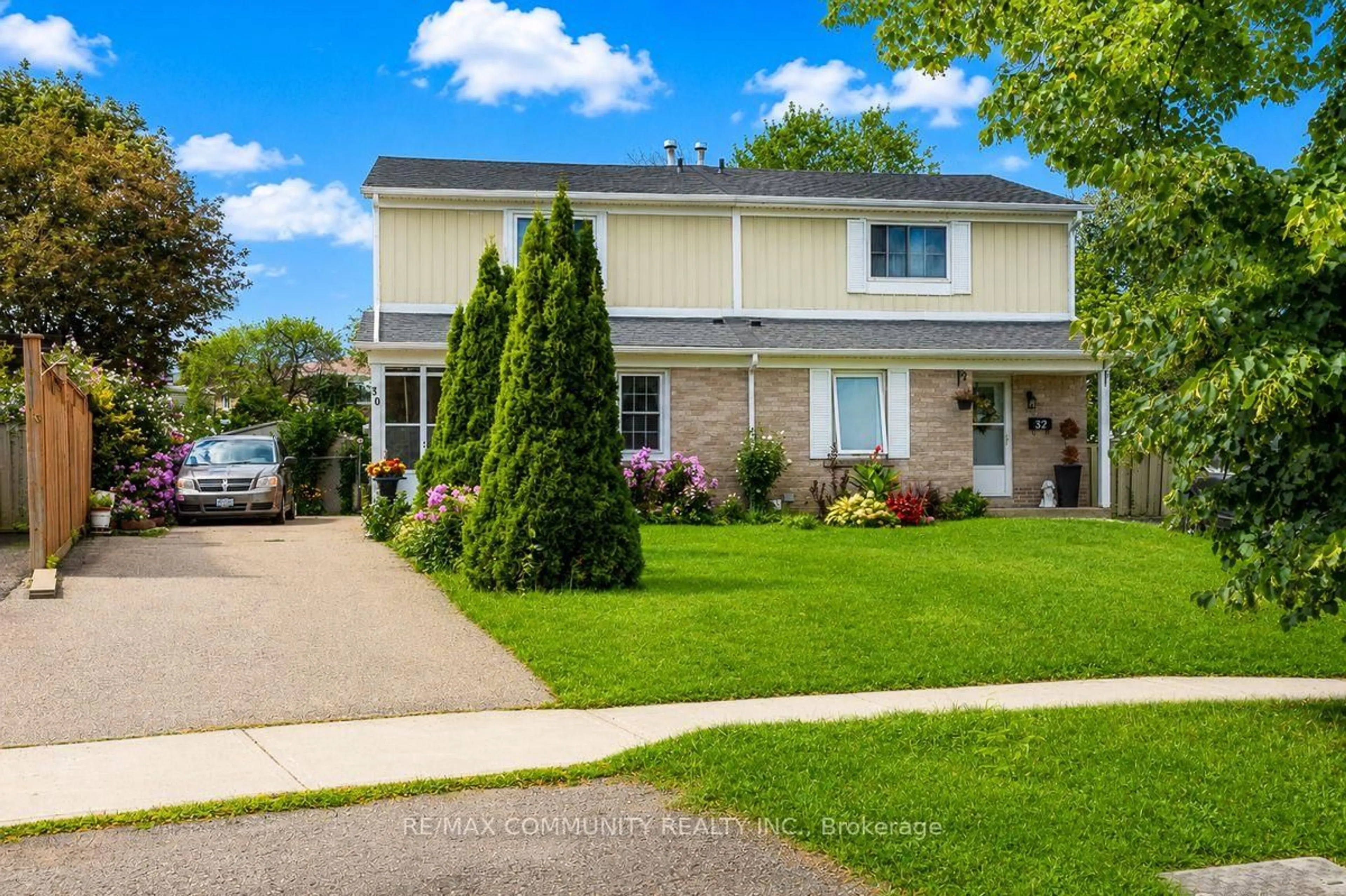 Home with vinyl exterior material, street for 30 Stanbridge Crt, Toronto Ontario M1B 2S5