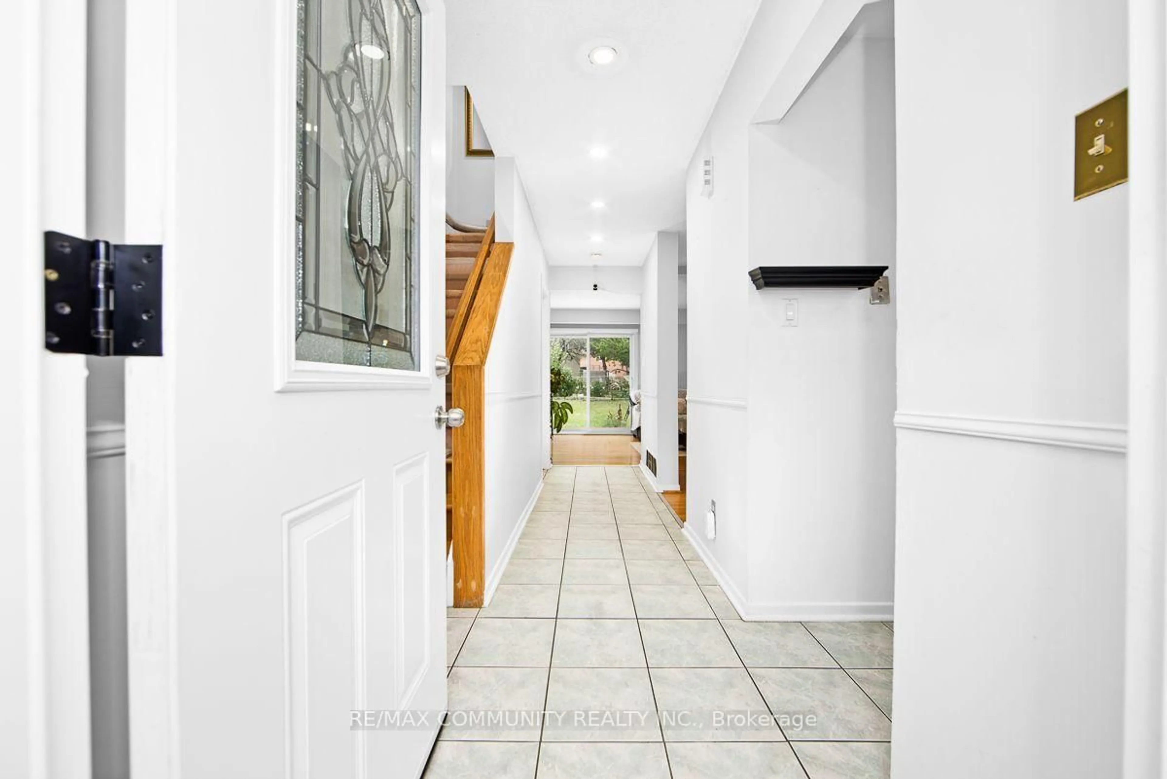 Indoor foyer for 30 Stanbridge Crt, Toronto Ontario M1B 2S5