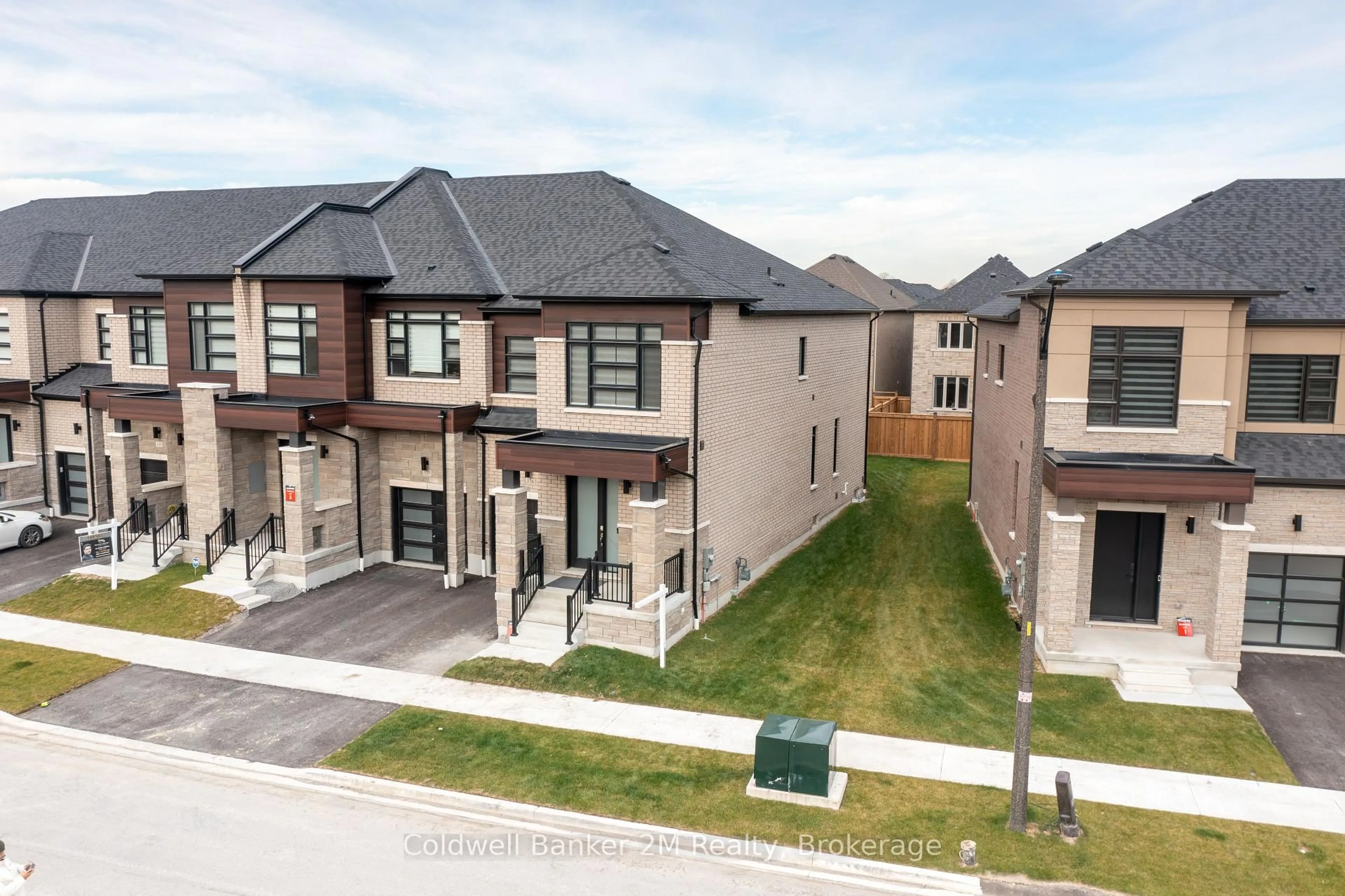 A pic from outside/outdoor area/front of a property/back of a property/a pic from drone, street for 136 Ogston Cres, Whitby Ontario L1P 0H3