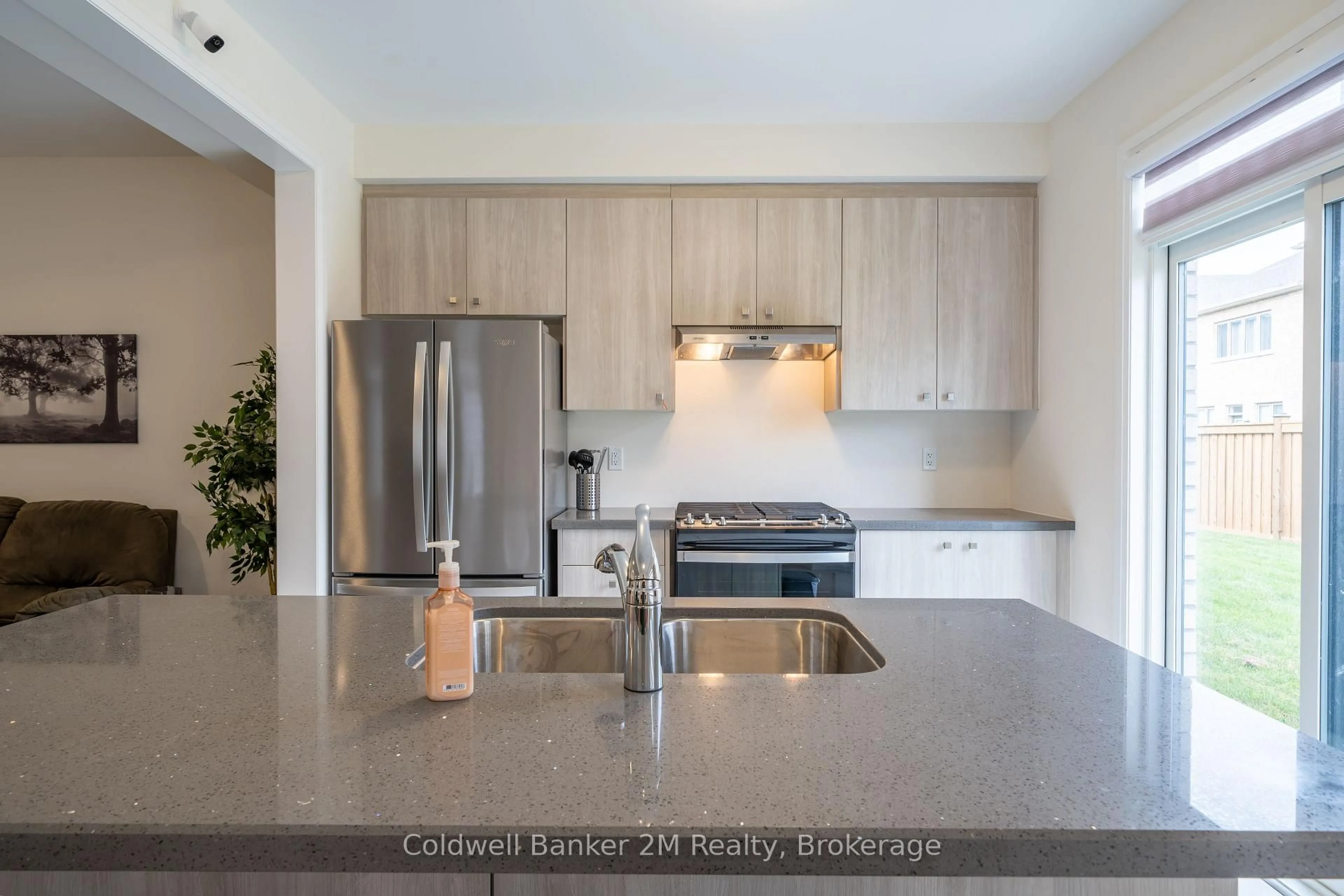 Open concept kitchen, unknown for 136 Ogston Cres, Whitby Ontario L1P 0H3