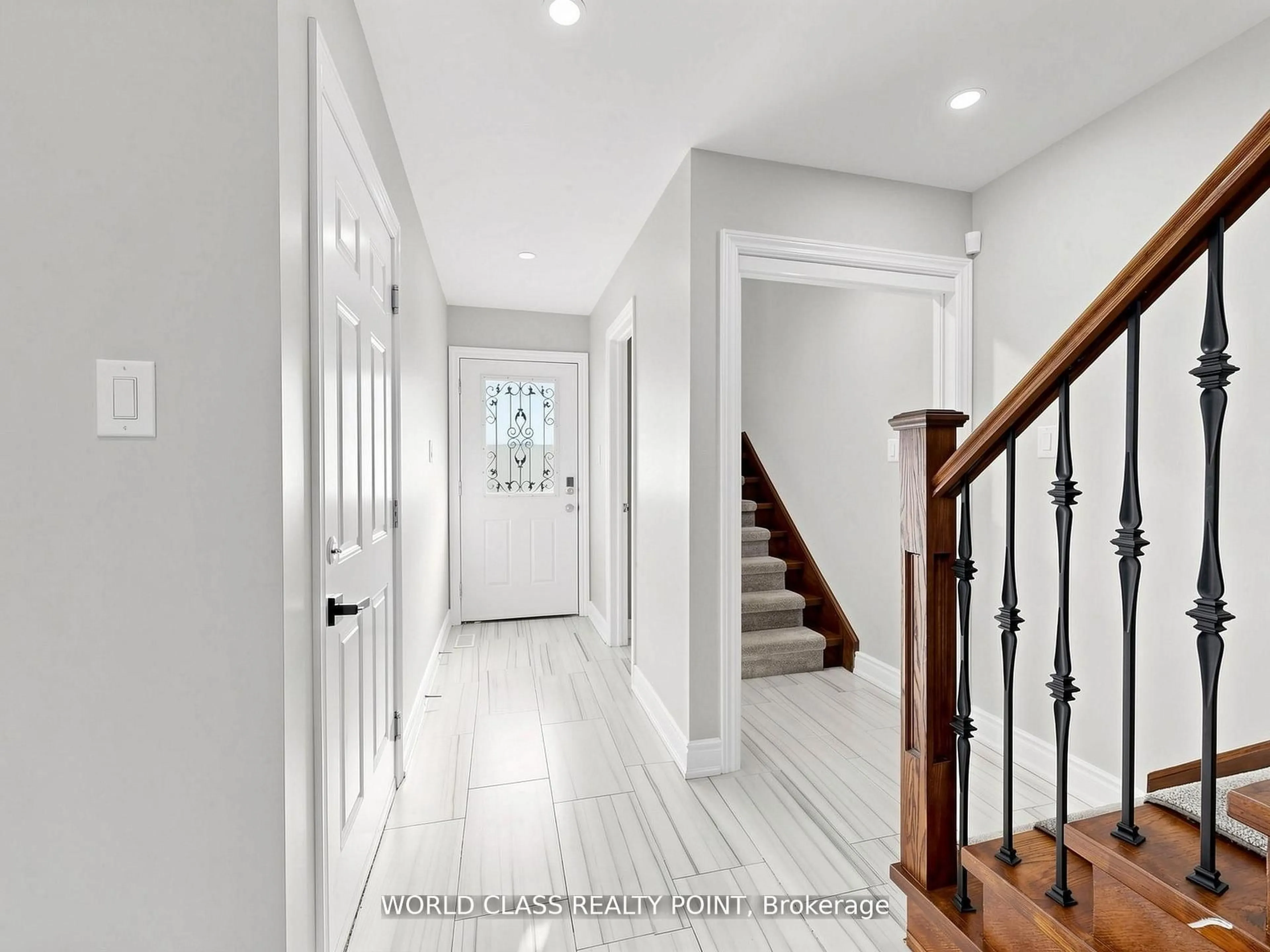 Indoor entryway for 1638 Norwill Cres, Oshawa Ontario L1G 7V2
