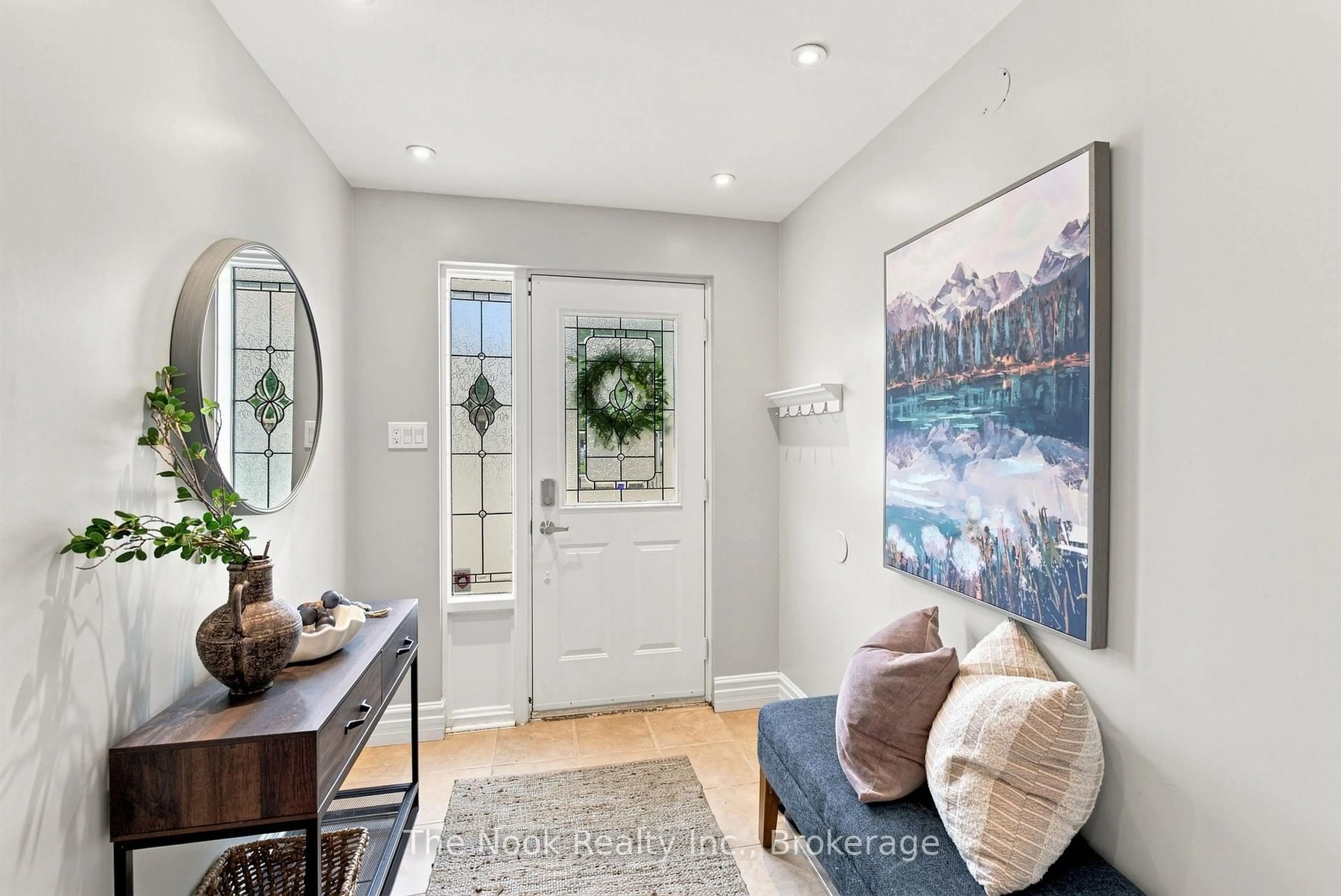 Indoor entryway for 27 The Bridle Path, Clarington Ontario L1C 3W1