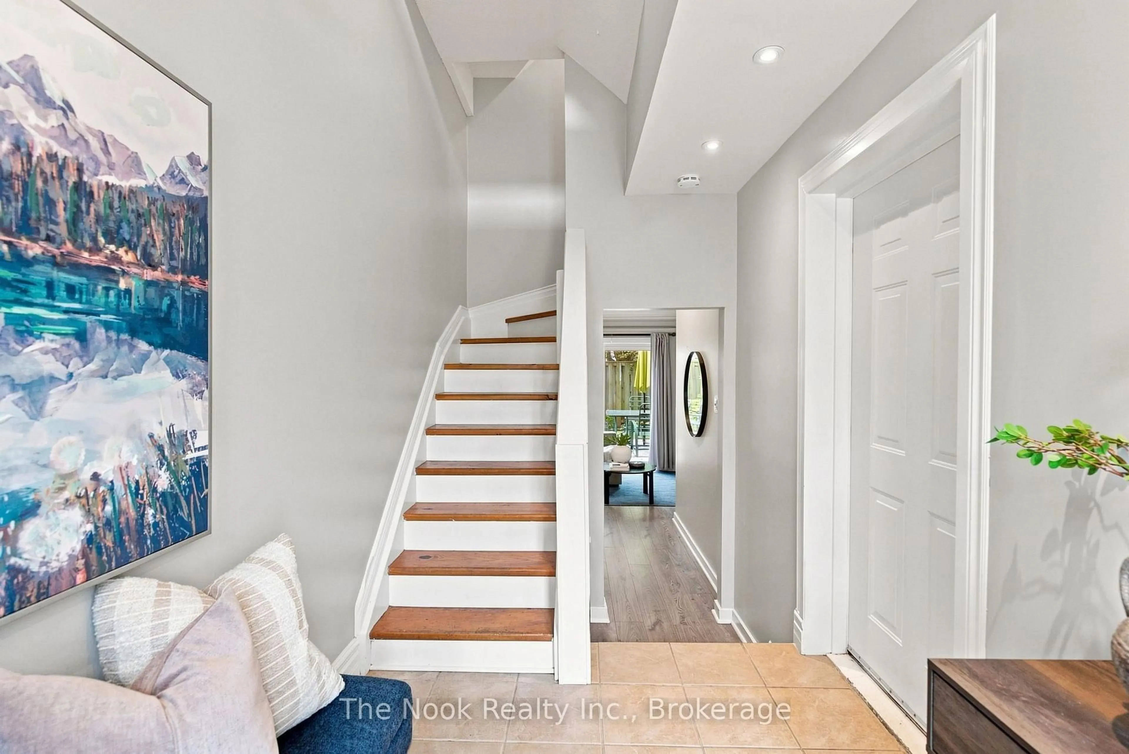 Indoor entryway for 27 The Bridle Path, Clarington Ontario L1C 3W1