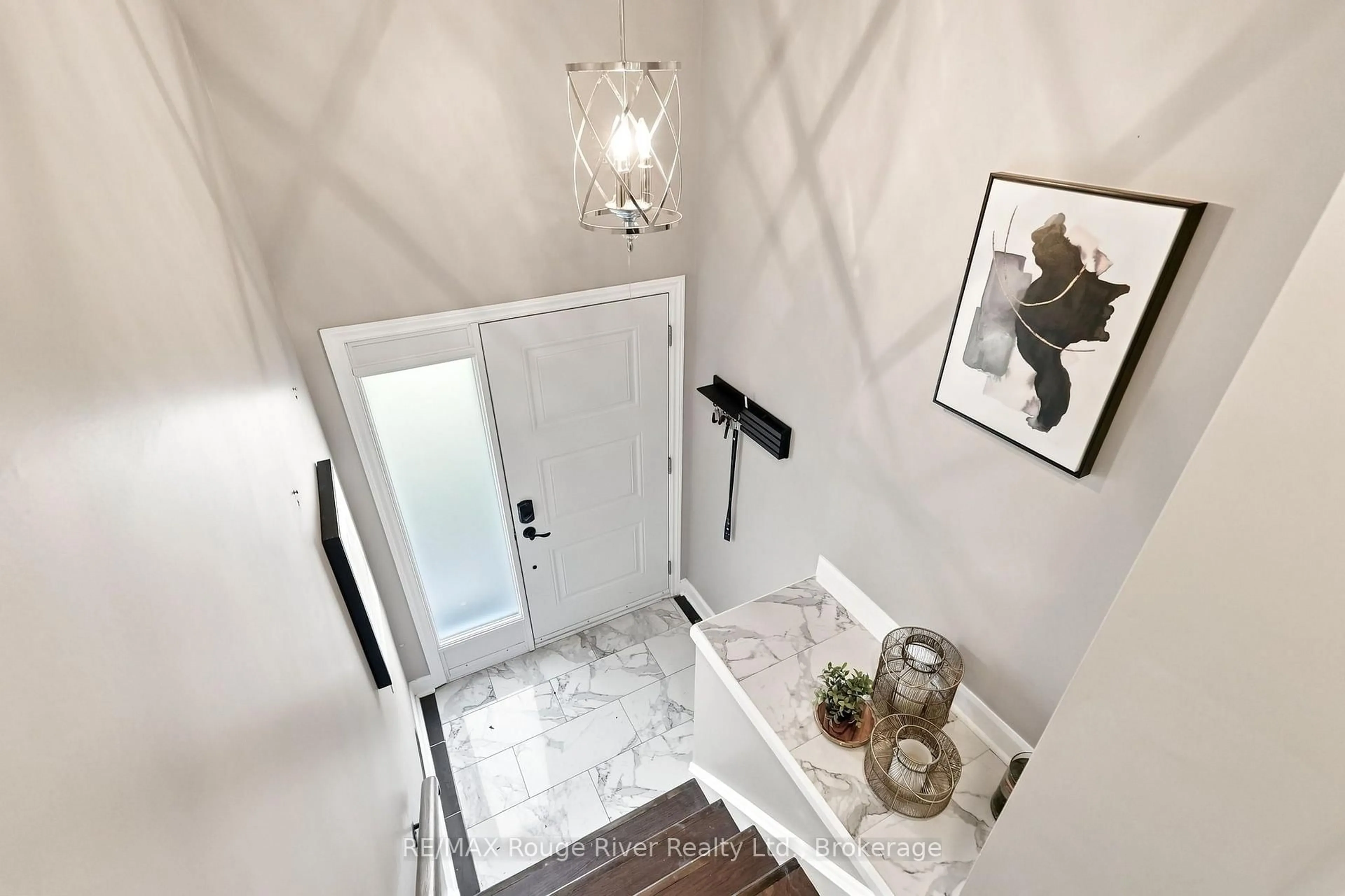Indoor entryway for 117 Pine Hills Rd, Whitby Ontario L1N 6N9
