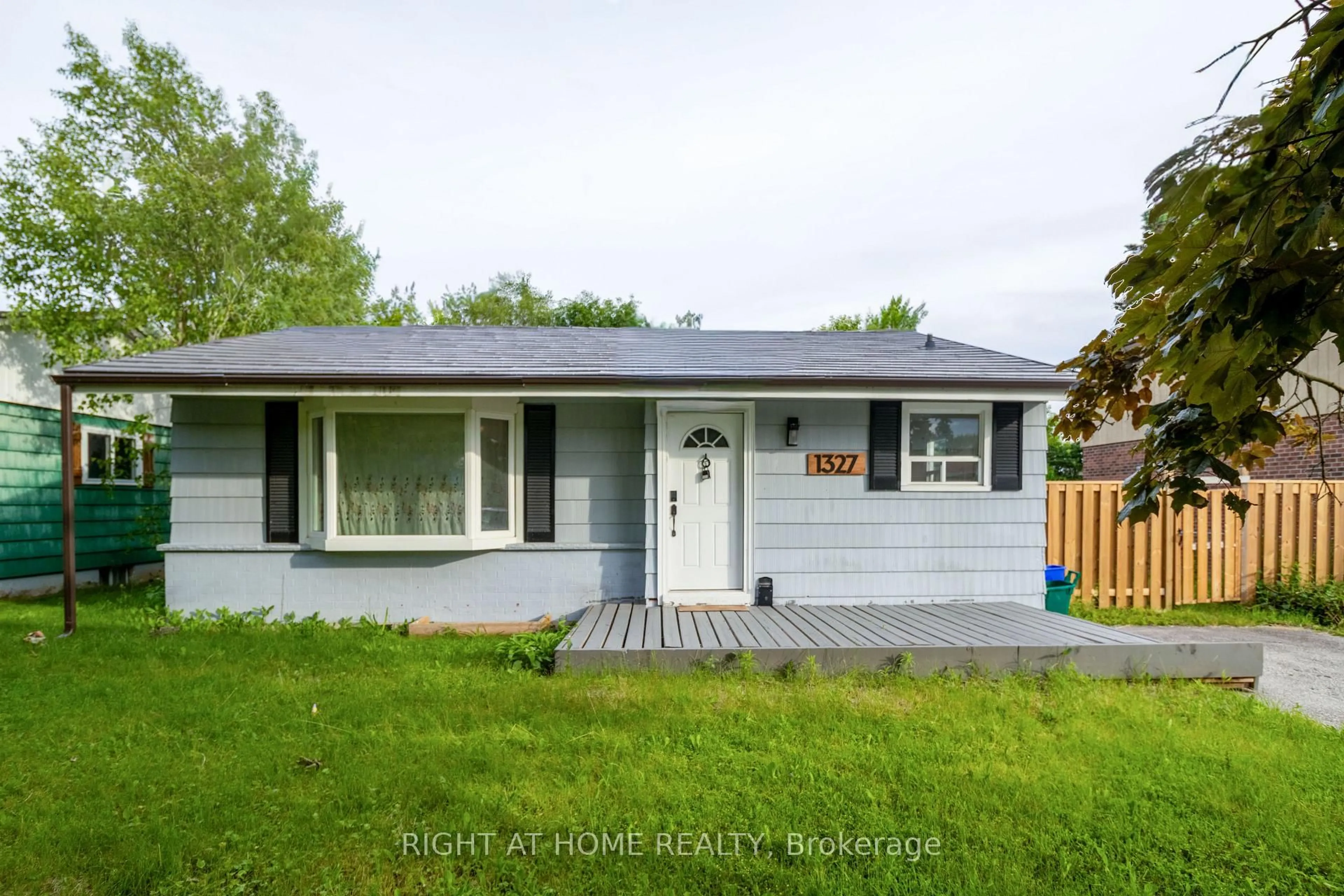 A pic from outside/outdoor area/front of a property/back of a property/a pic from drone, street for 1327 Commerce St, Pickering Ontario L1W 1E1