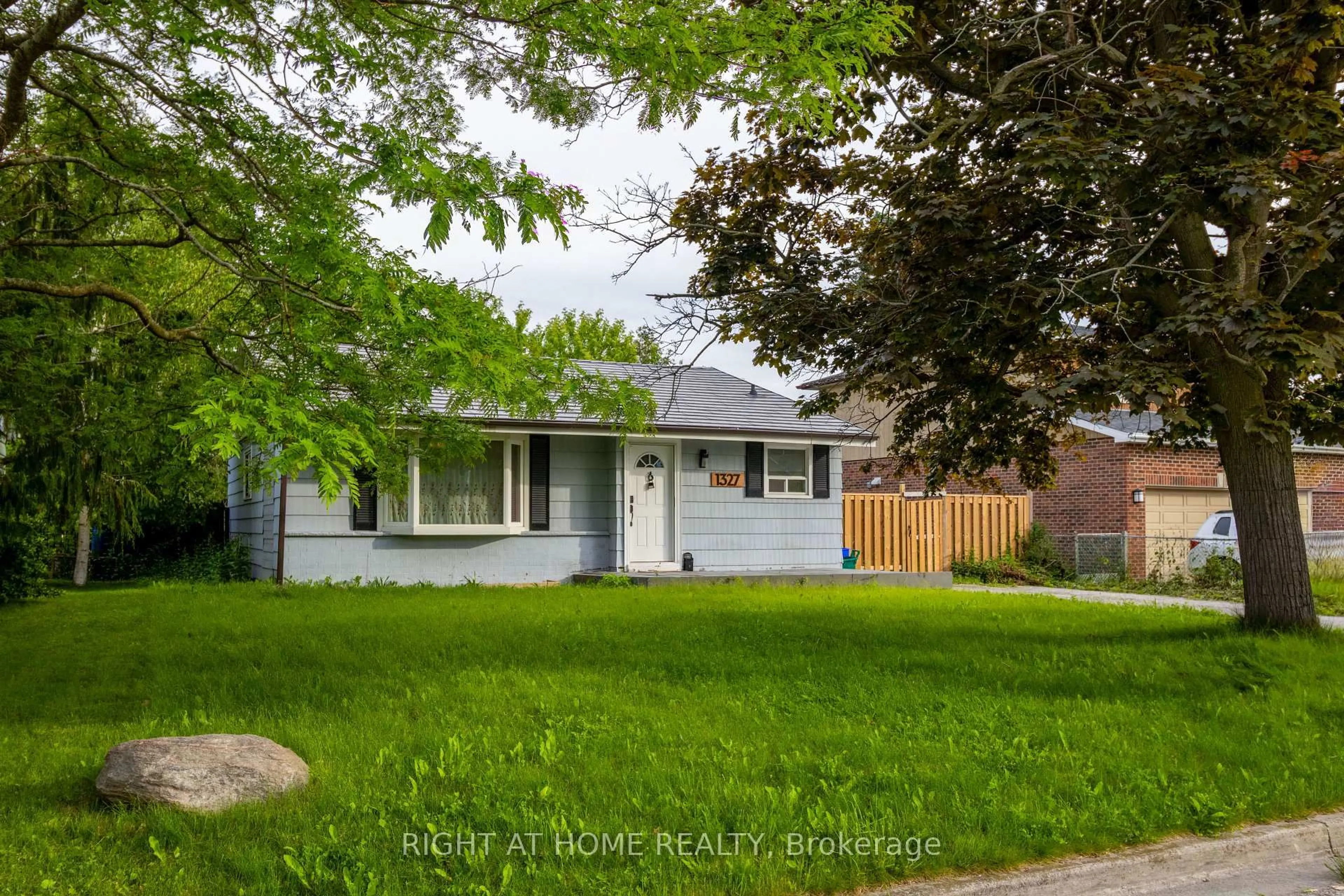 Home with vinyl exterior material, street for 1327 Commerce St, Pickering Ontario L1W 1E1