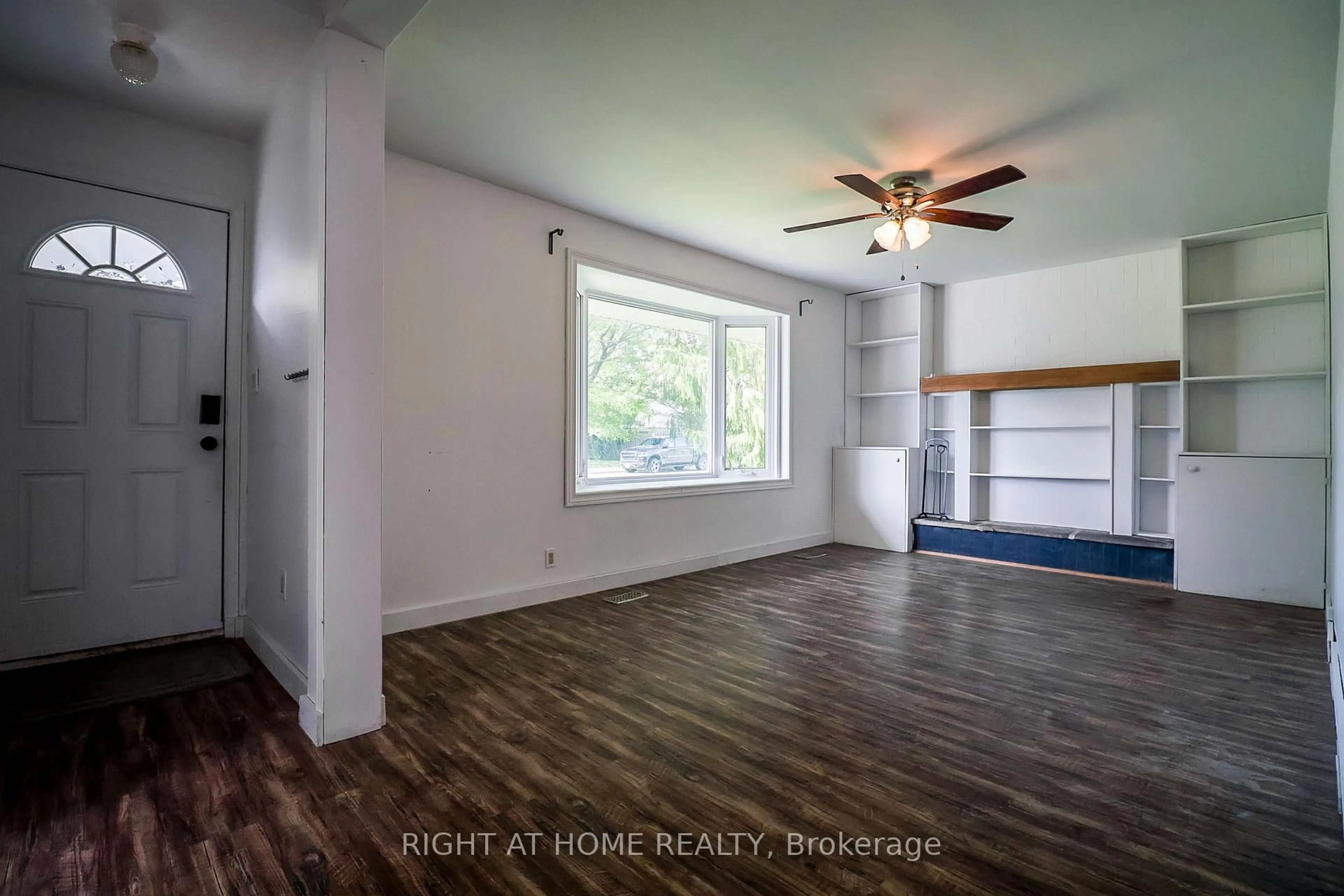A pic of a room for 1327 Commerce St, Pickering Ontario L1W 1E1