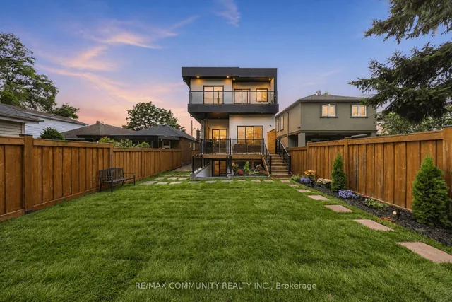 7 Derwyn Rd, Toronto 2