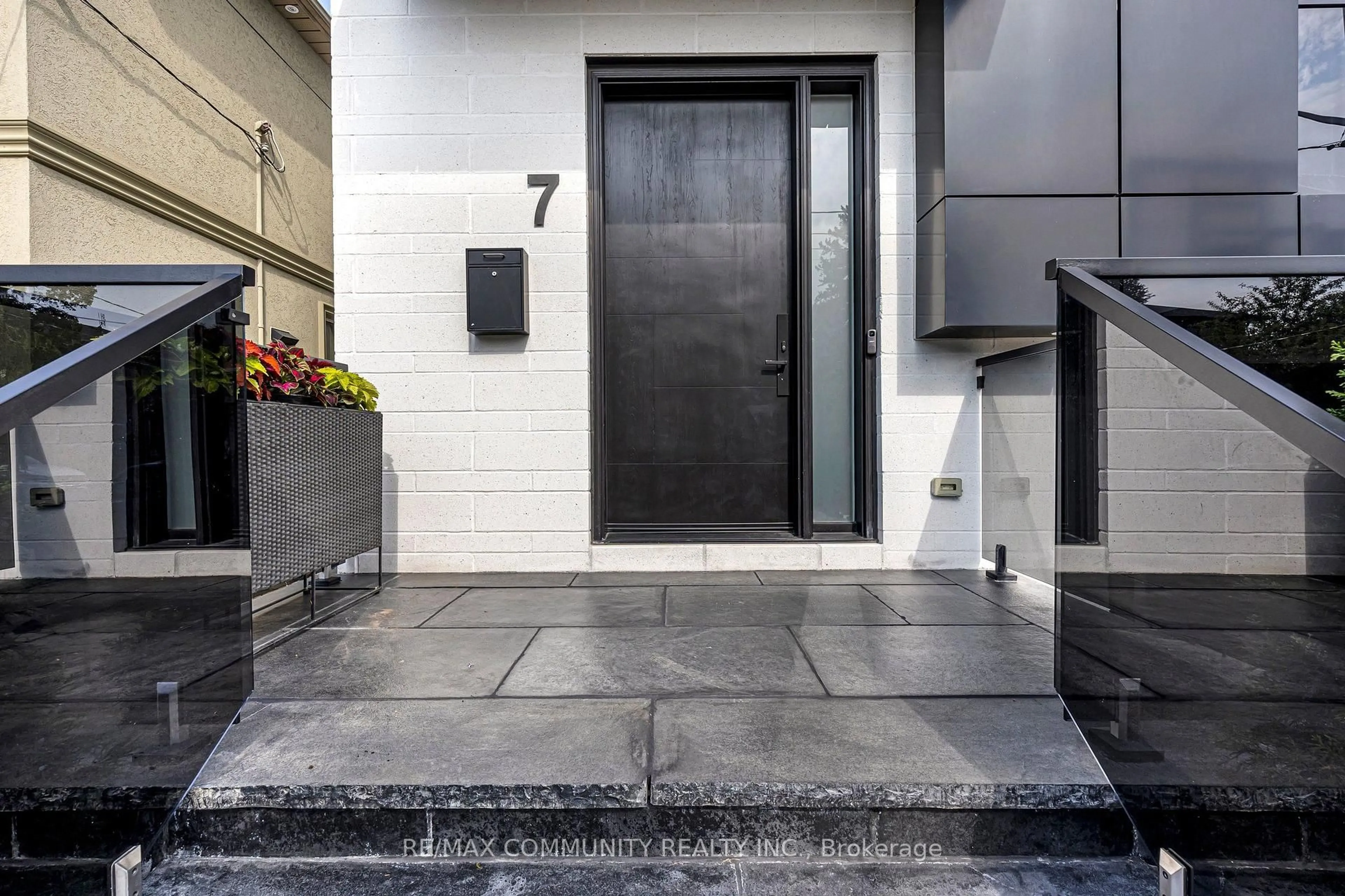 Indoor entryway for 7 Derwyn Rd, Toronto Ontario M4J 4M7