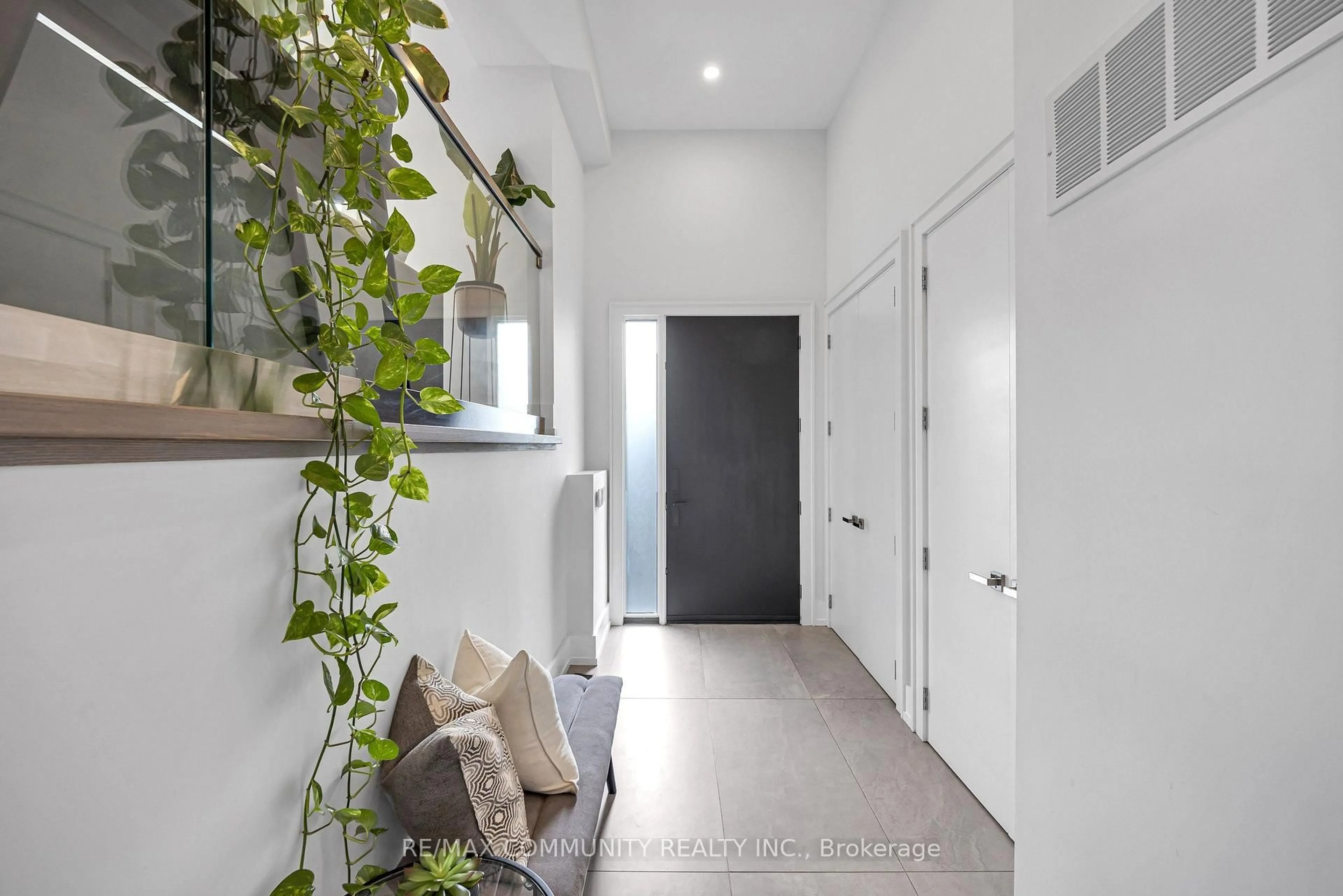 Indoor entryway for 7 Derwyn Rd, Toronto Ontario M4J 4M7