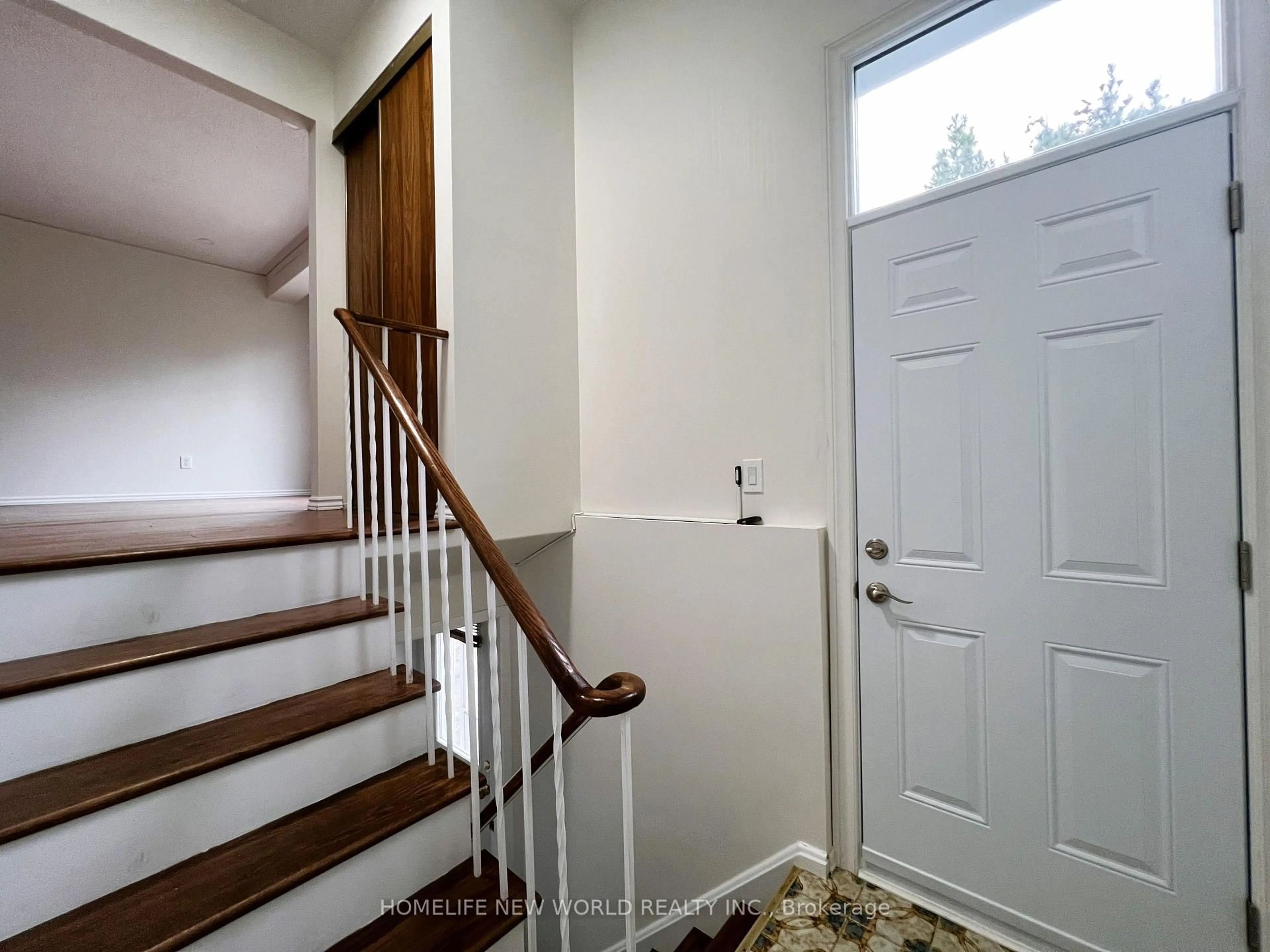 Indoor entryway for 93 Crayford Dr, Toronto Ontario M1W 3B5