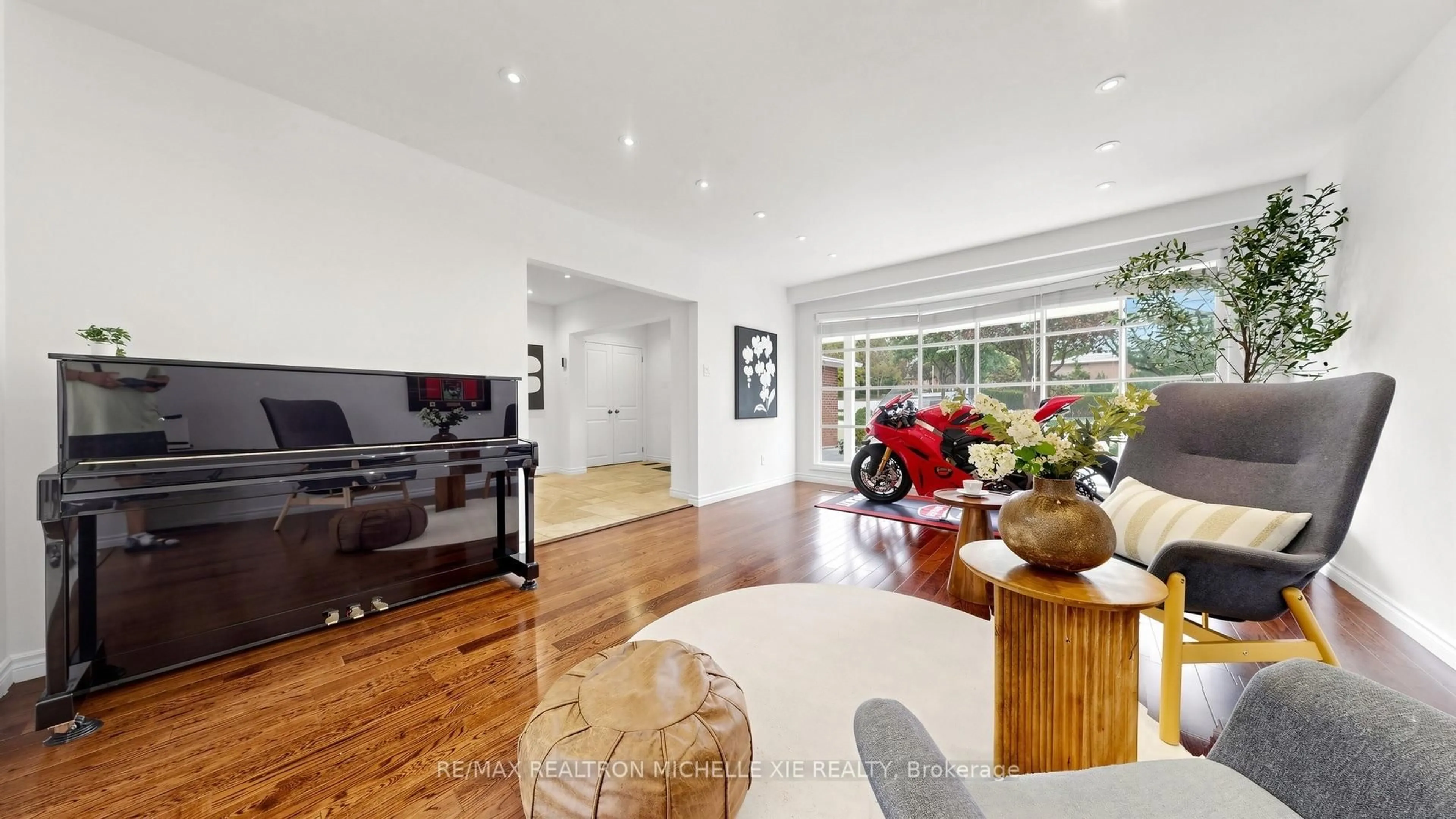 Living room with furniture, wood/laminate floor for 64 Creekwood Dr, Toronto Ontario M1E 4L8
