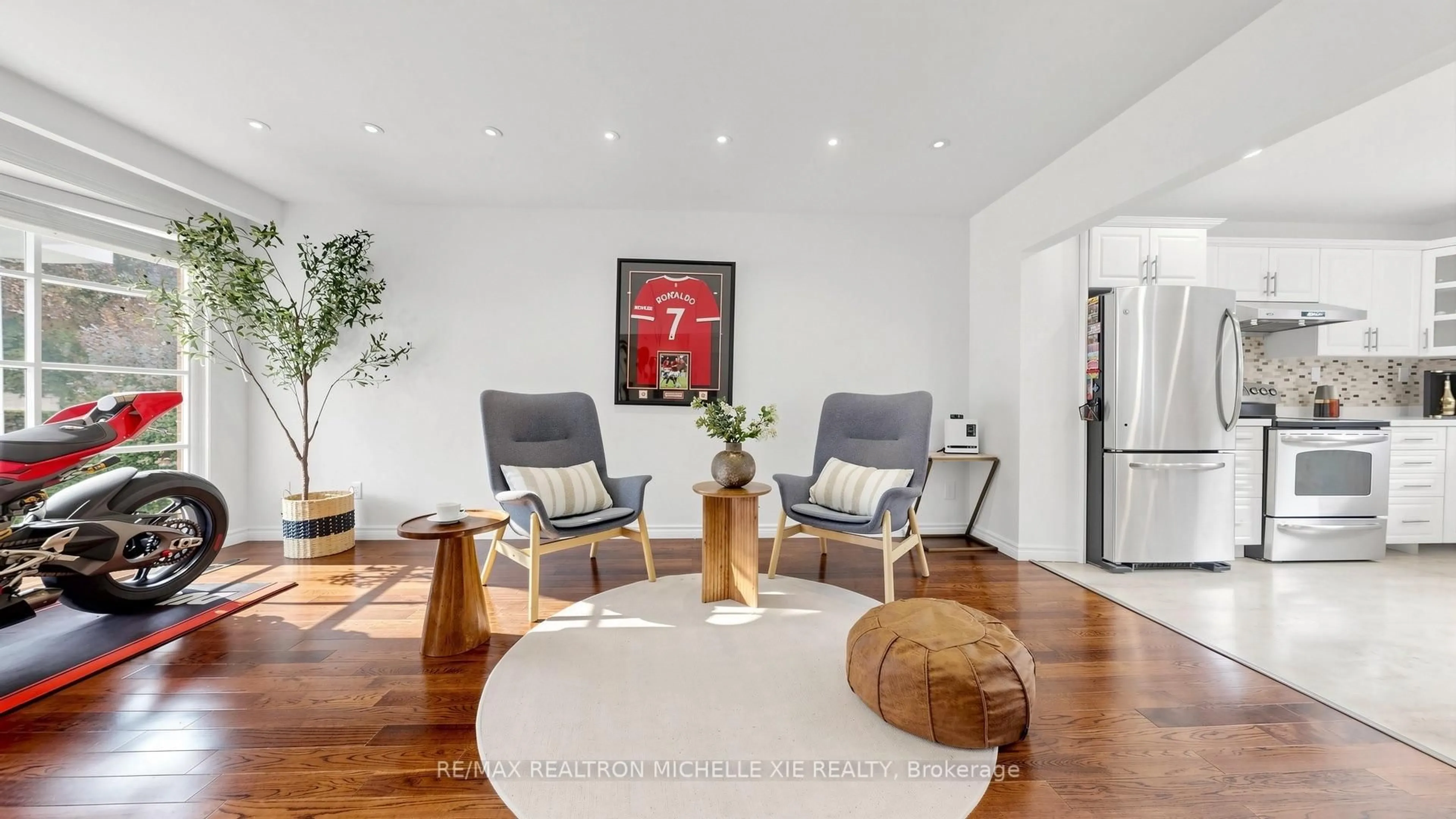 Living room with furniture, wood/laminate floor for 64 Creekwood Dr, Toronto Ontario M1E 4L8