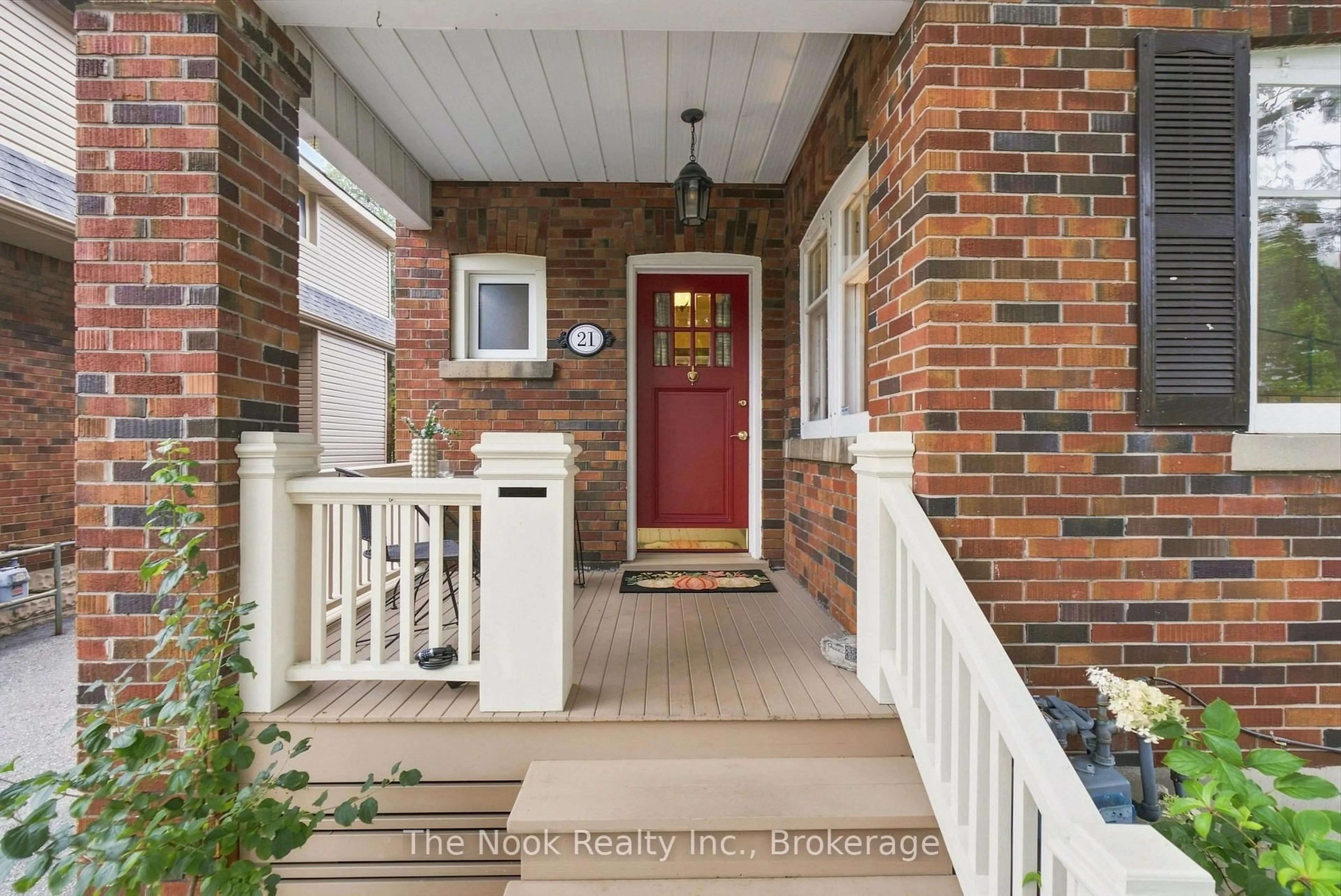 Indoor entryway for 21 Westmoreland Ave, Oshawa Ontario L1G 2M9