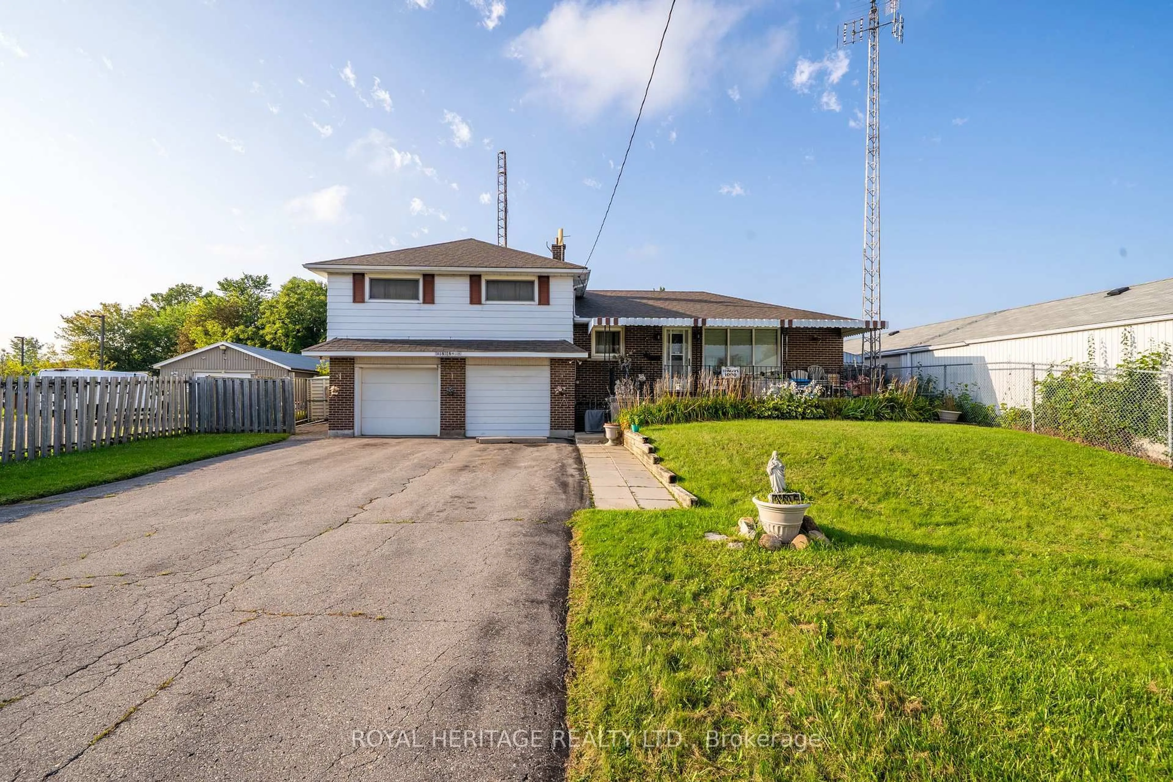 A pic from outside/outdoor area/front of a property/back of a property/a pic from drone, street for 1000 Taunton Rd, Whitby Ontario L1R 3L8
