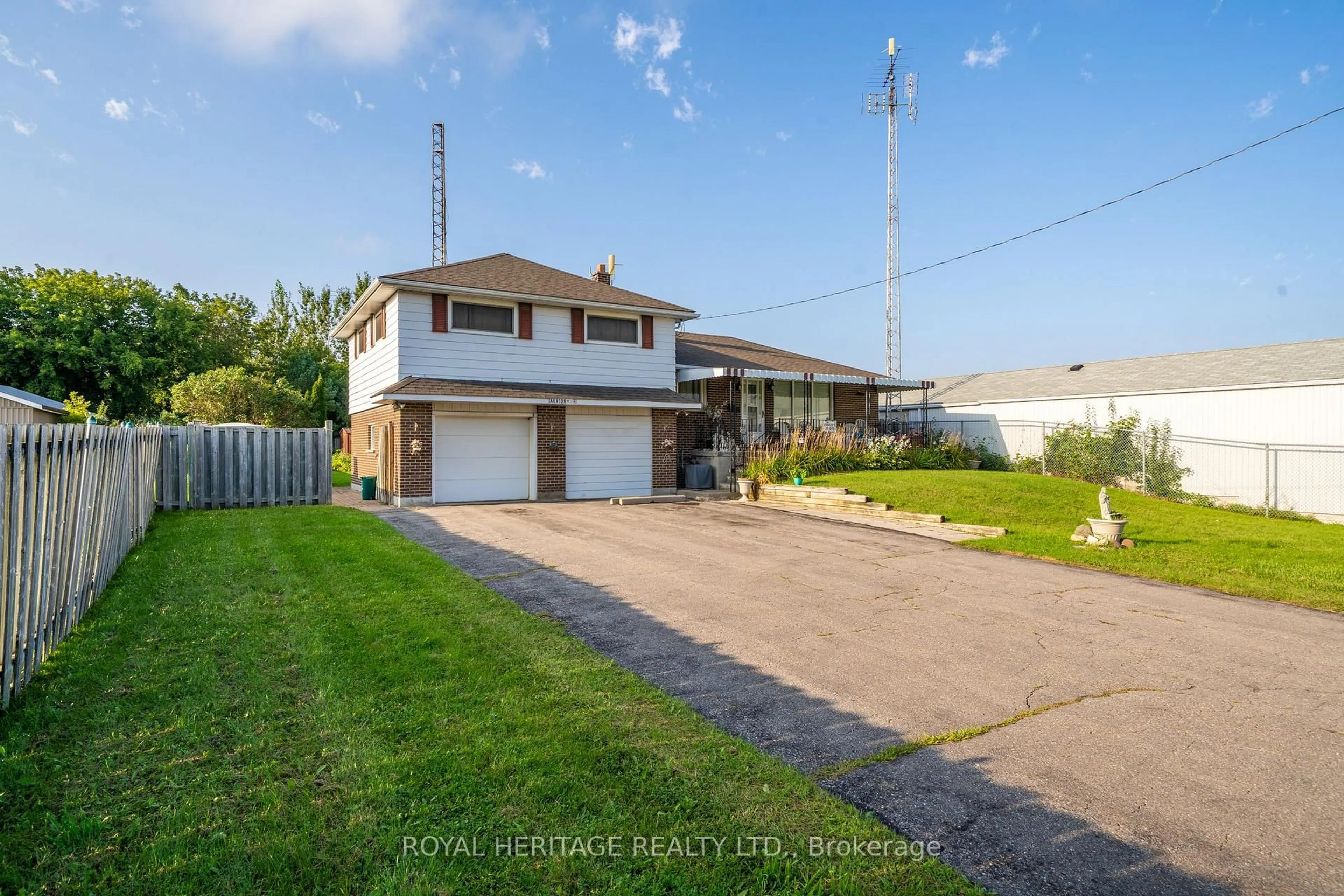 A pic from outside/outdoor area/front of a property/back of a property/a pic from drone, street for 1000 Taunton Rd, Whitby Ontario L1R 3L8