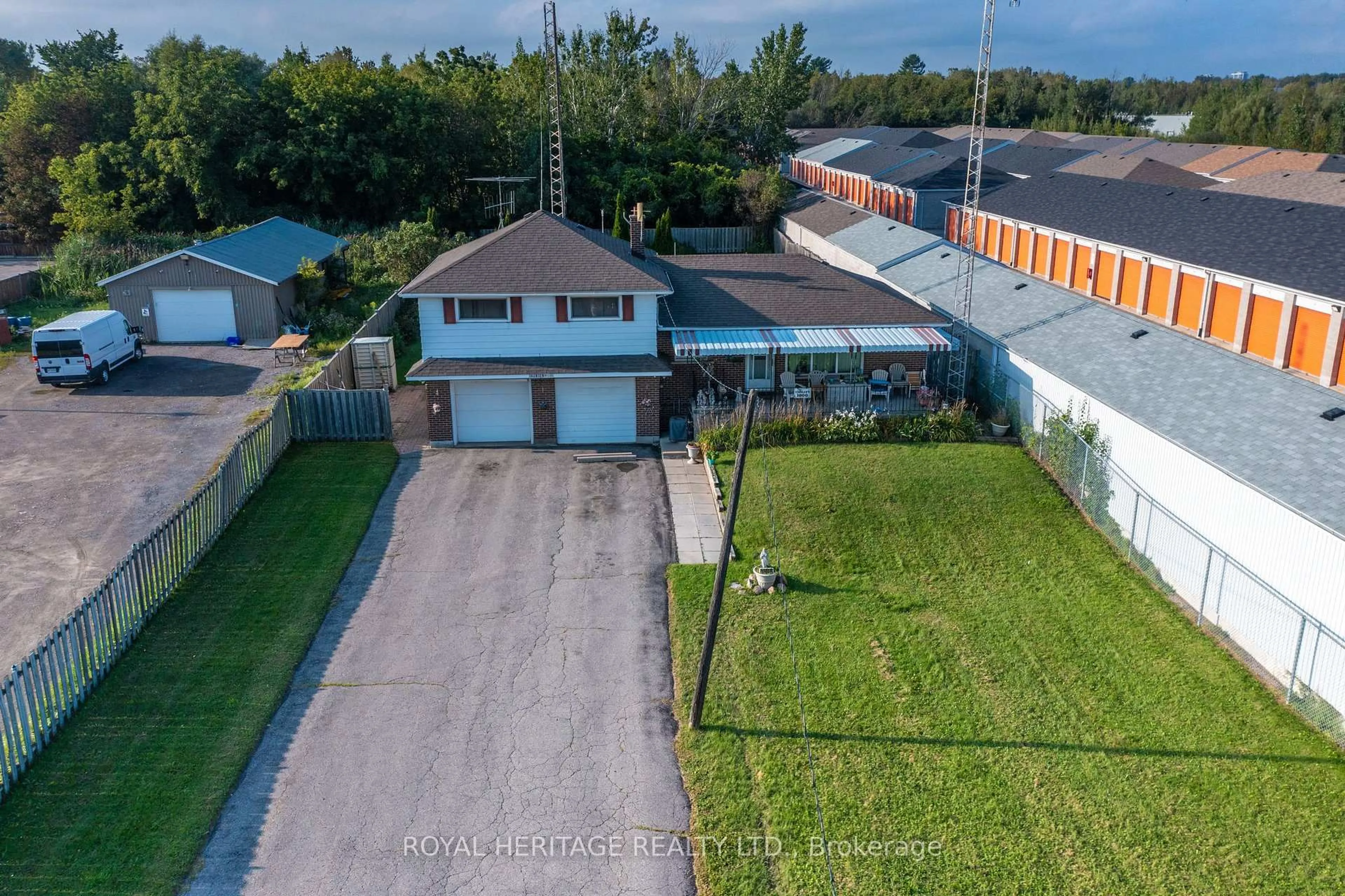 A pic from outside/outdoor area/front of a property/back of a property/a pic from drone, street for 1000 Taunton Rd, Whitby Ontario L1R 3L8