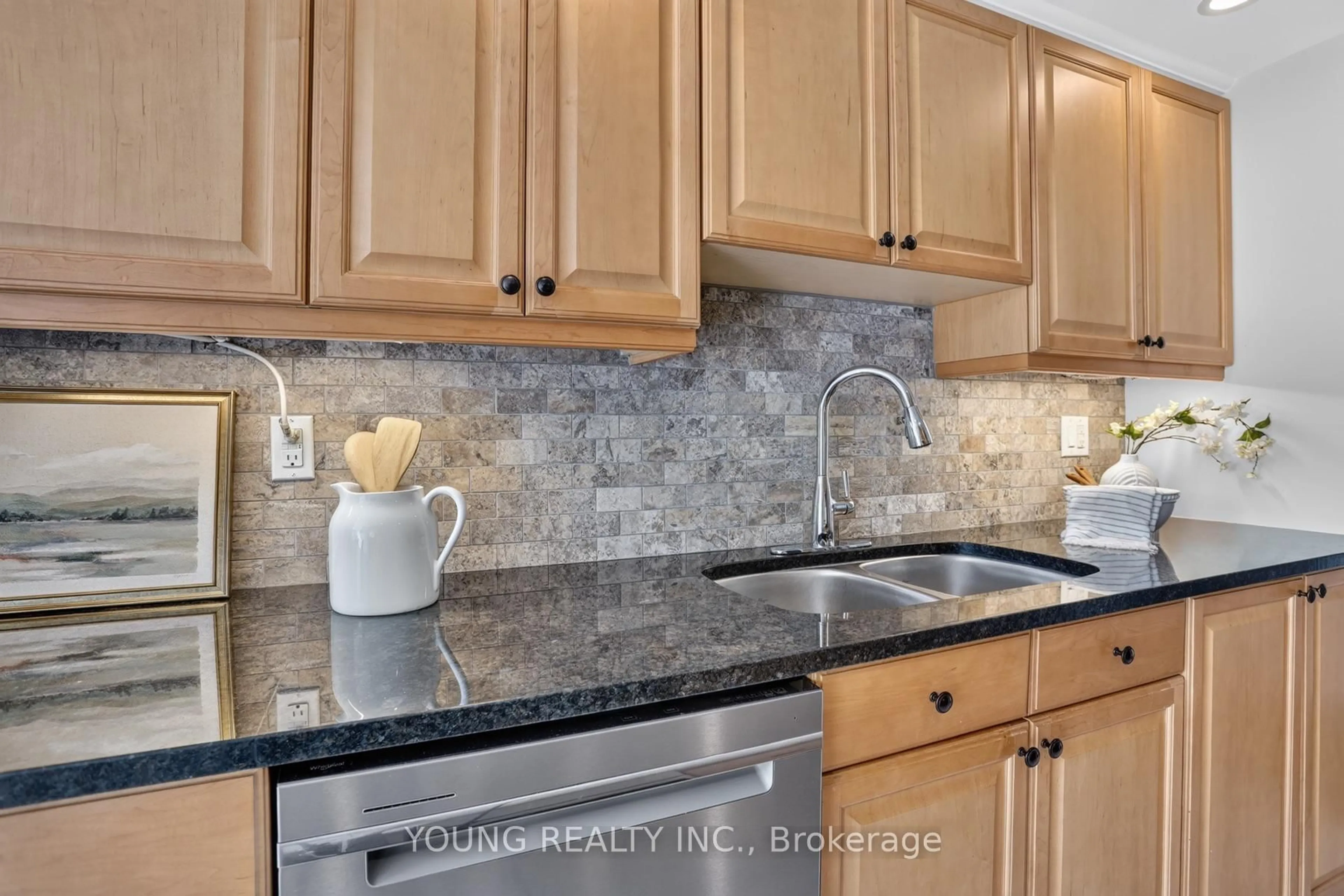 Unknown for 712 ROSSLAND Rd #203, Whitby Ontario L1N 9E8