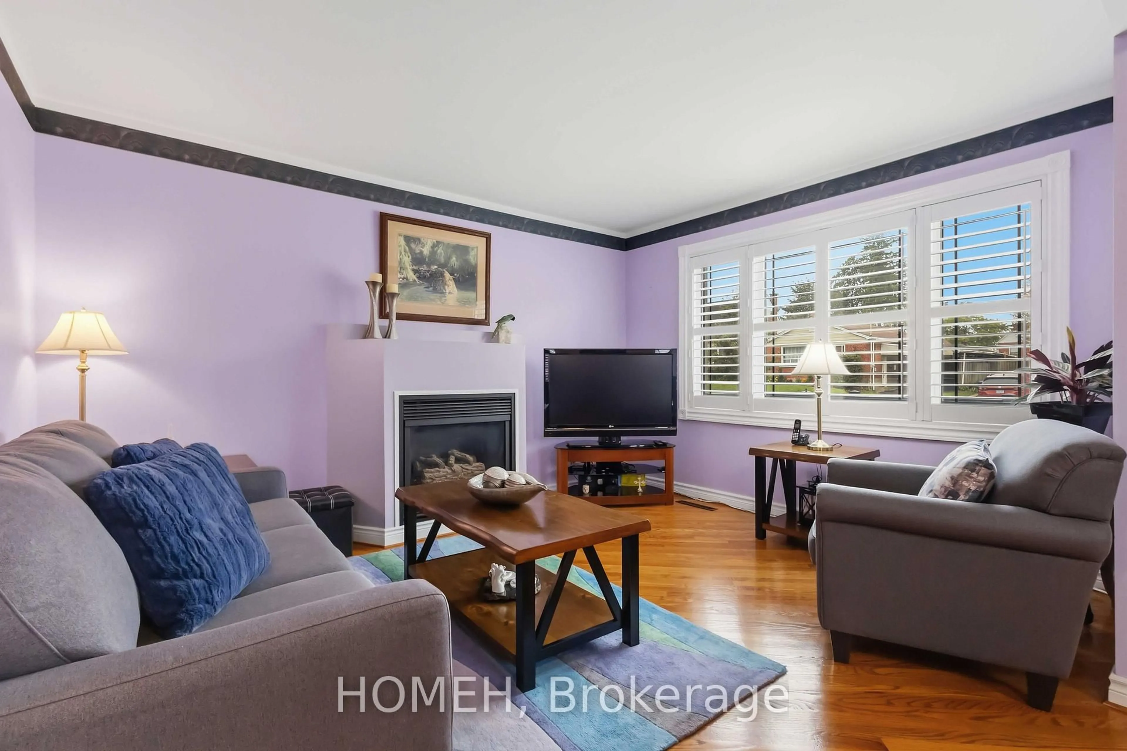 Living room with furniture, wood/laminate floor for 21 Bergen Rd, Toronto Ontario M1P 1R8