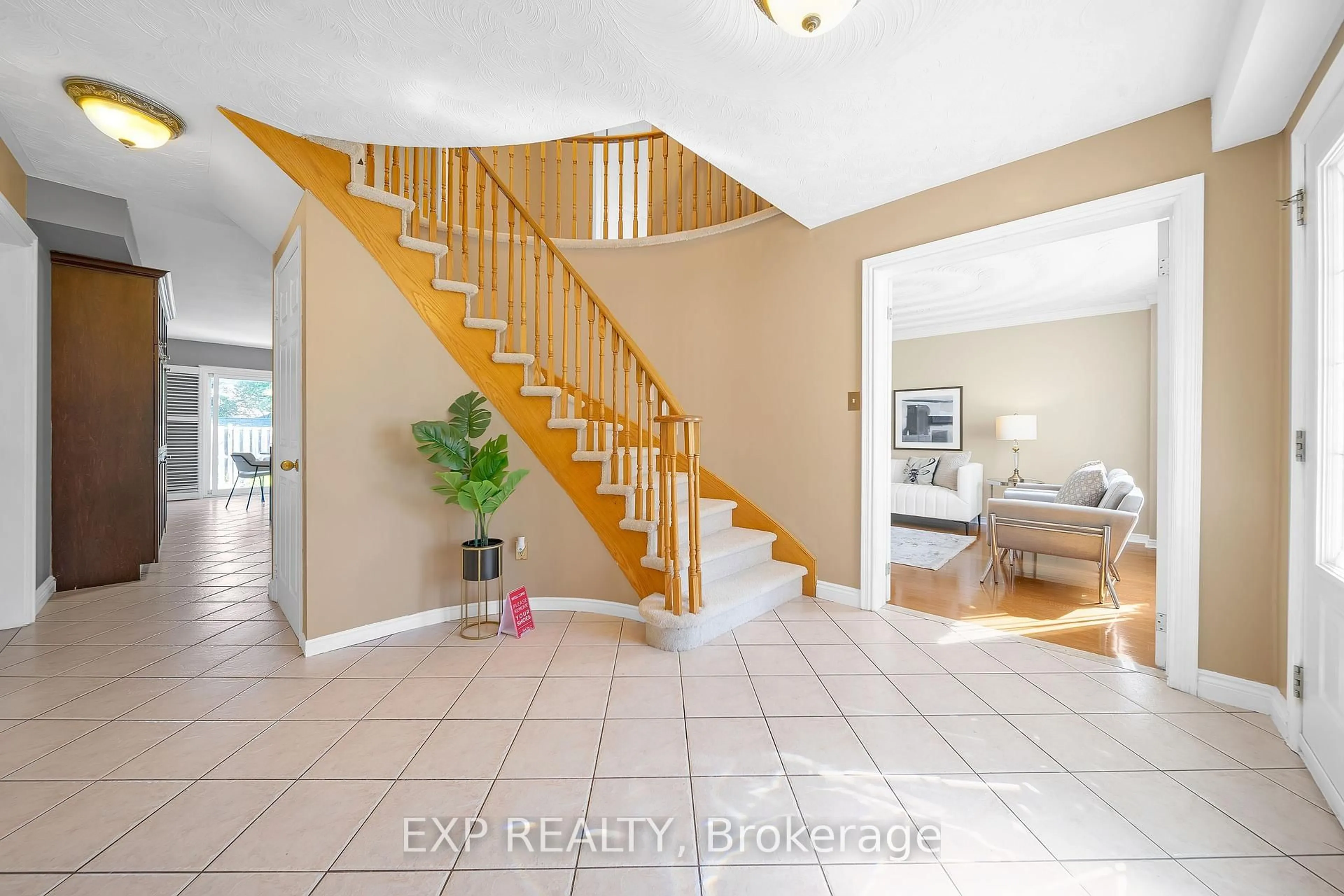 Indoor entryway for 955 Snowbird St, Oshawa Ontario L1J 8J8