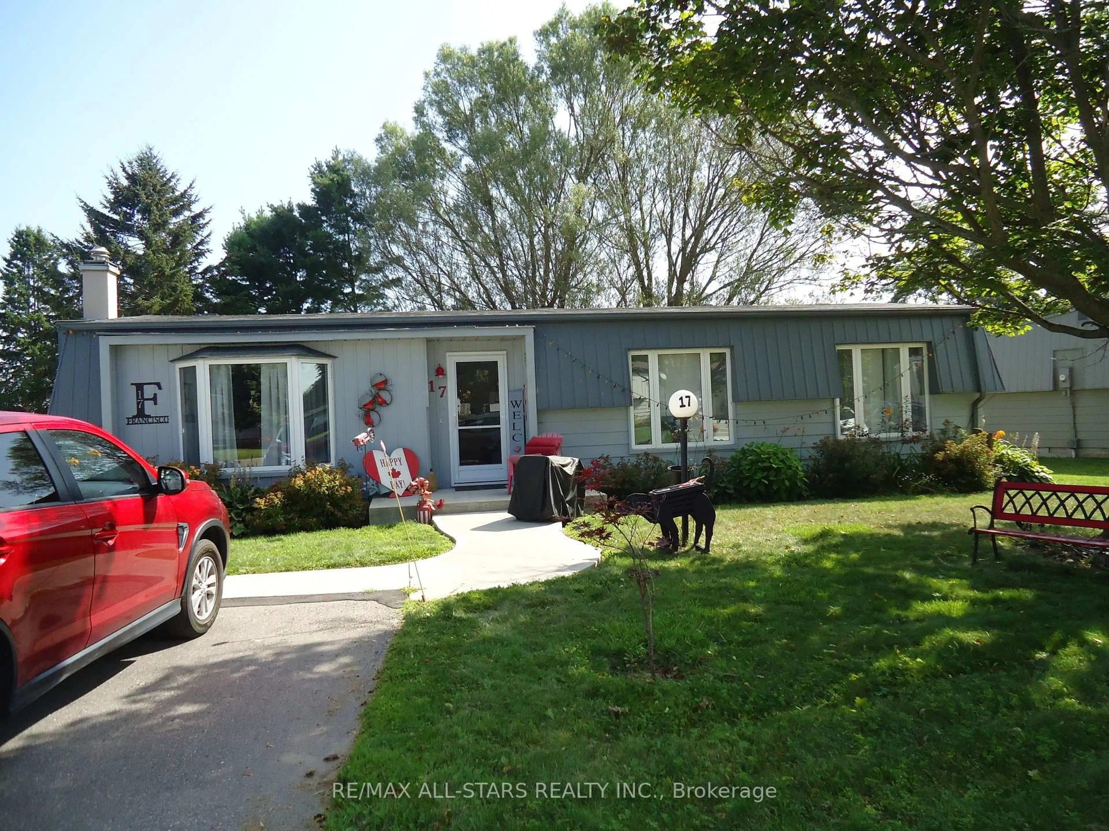 Home with vinyl exterior material, street for 17 Pineridge Cres, Clarington Ontario L1B 1B9