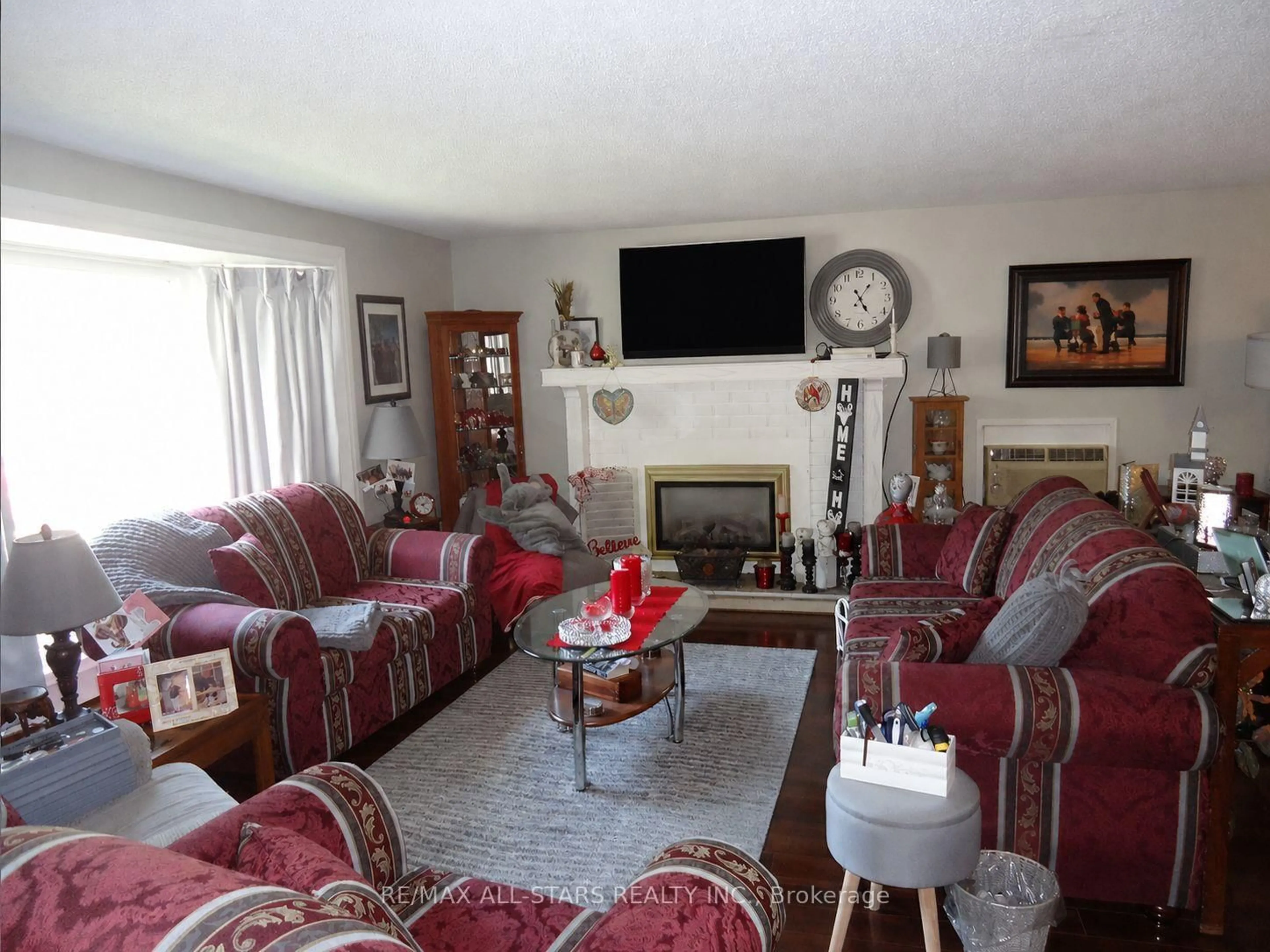 Living room with furniture, unknown for 17 Pineridge Cres, Clarington Ontario L1B 1B9