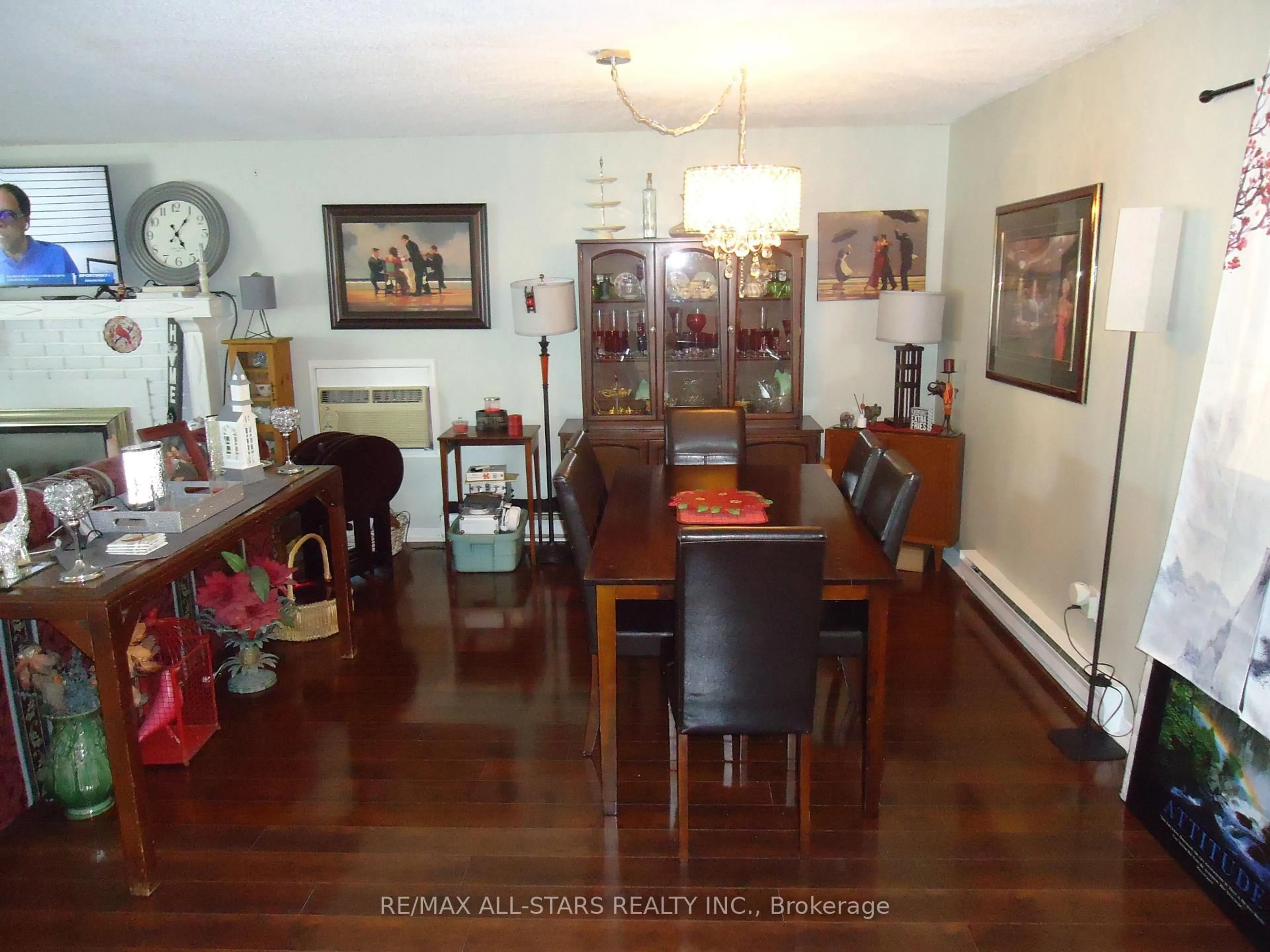 Dining room, wood/laminate floor for 17 Pineridge Cres, Clarington Ontario L1B 1B9